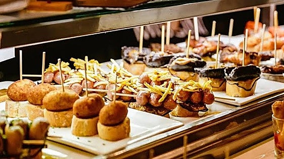 Así nació el tapeo en España: de costumbre aristocrática a símbolo de la gastronomía nacional