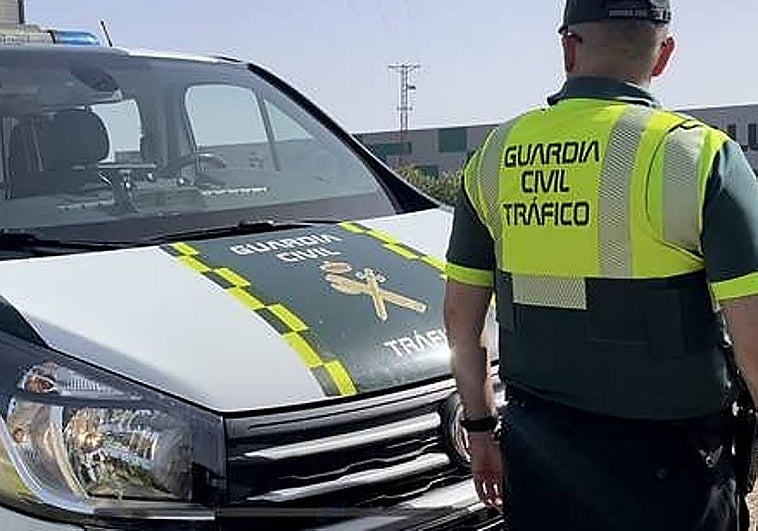 Un accidente obliga a cortar la carretera N-523 a la altura de Roca de la Sierra
