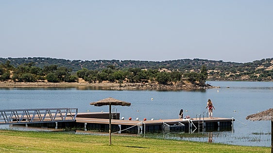 La playa de Cheles estrena este verano plataforma flotante y travesías al lado portugués