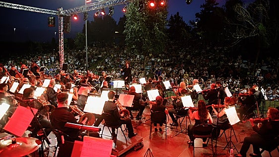 Cientos de pacenses disfrutan la noche de San Juan con orquesta, pero sin fuegos: «La tradición de venir al río es la tradición»