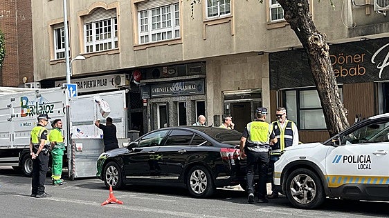 Vacían el kebab clausurado hace tres meses en Badajoz porque la comida se pudría dentro