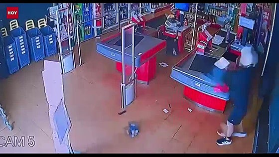 Roban dos cajas registradoras y una de caudales en un supermercado de Alconchel en solo unos minutos