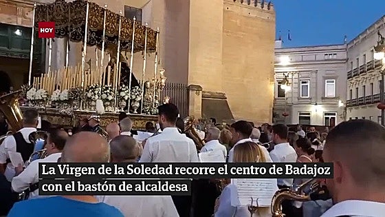 La Virgen de la Soledad recorre el centro de Badajoz con el bastón de alcaldesa