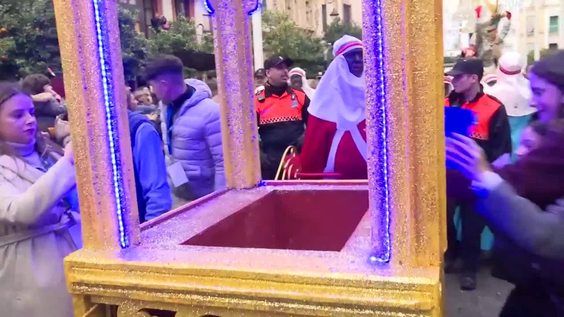 El Heraldo Real recibe las llaves de la Sevilla en la víspera de la Cabalgata de Reyes