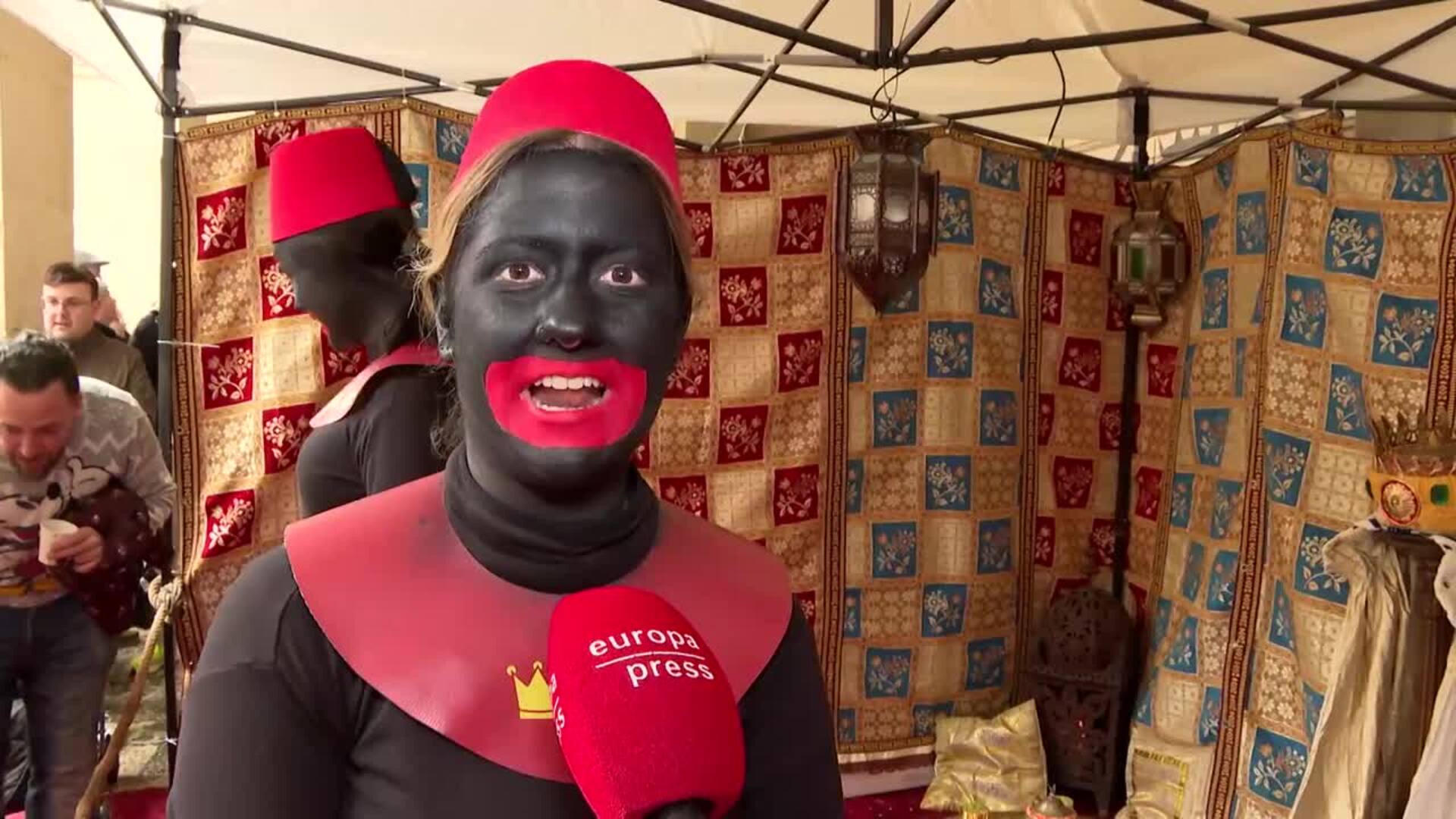 Los pajes reales de Alcoy (Alicante) reparten chocolate y golosinas en el campamento real