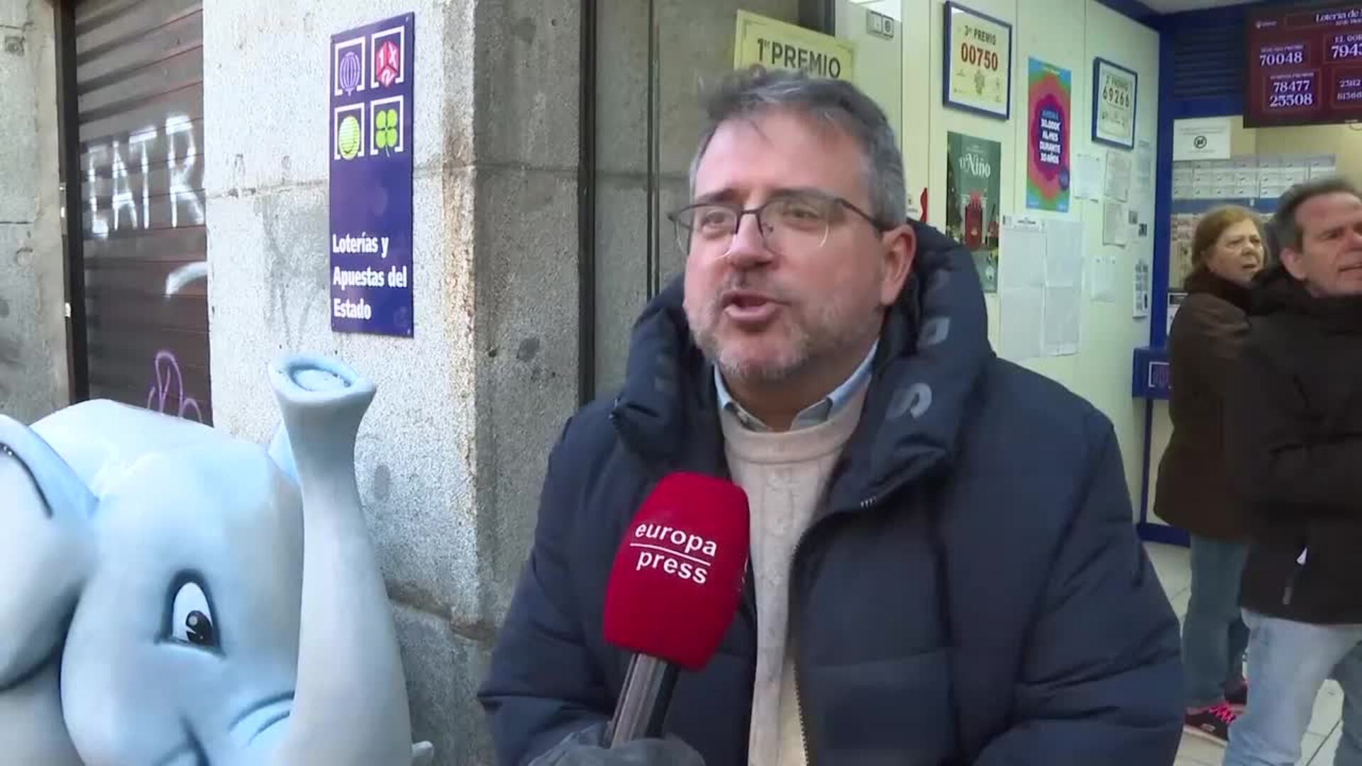 'El Elefante del Arenal' (Madrid) celebra haber repartido el segundo de la Lotería del Niño