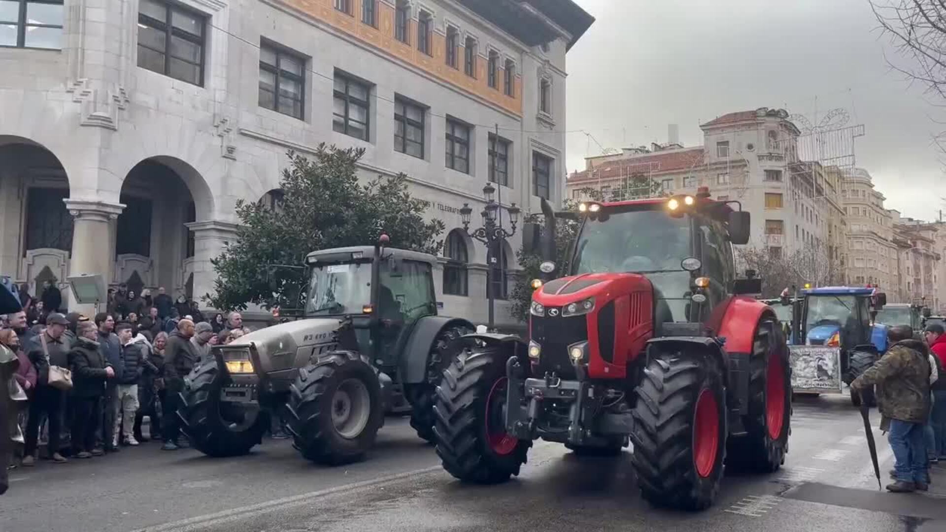Centenares de ganaderos y 250 tractores toman Santander