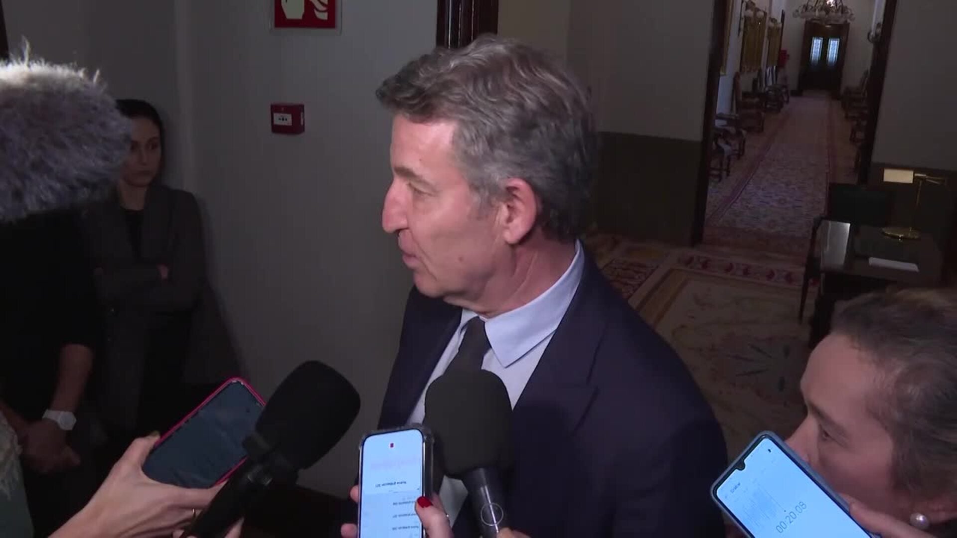 Feijóo asegura que estuvo informado en tiempo real tras contactar con Mazón