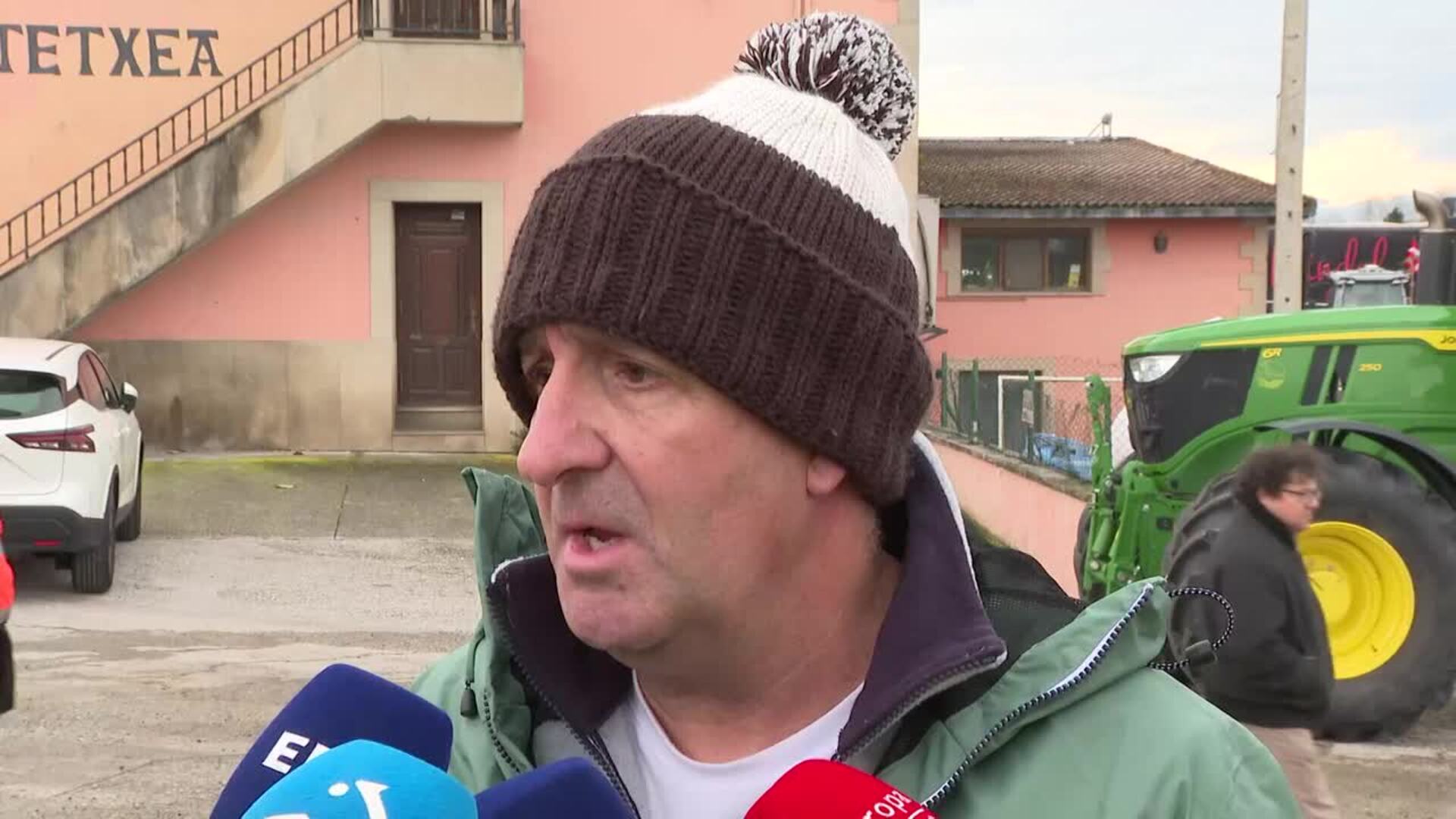 Agricultores y ganaderos alaveses pretenden ampliar protestas en la A-1 hasta este miércoles