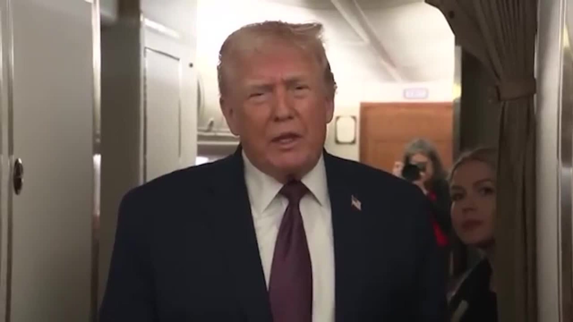 Trump dice que el Ejército de EEUU está "analizando muy seriamente" intervenir en Irán