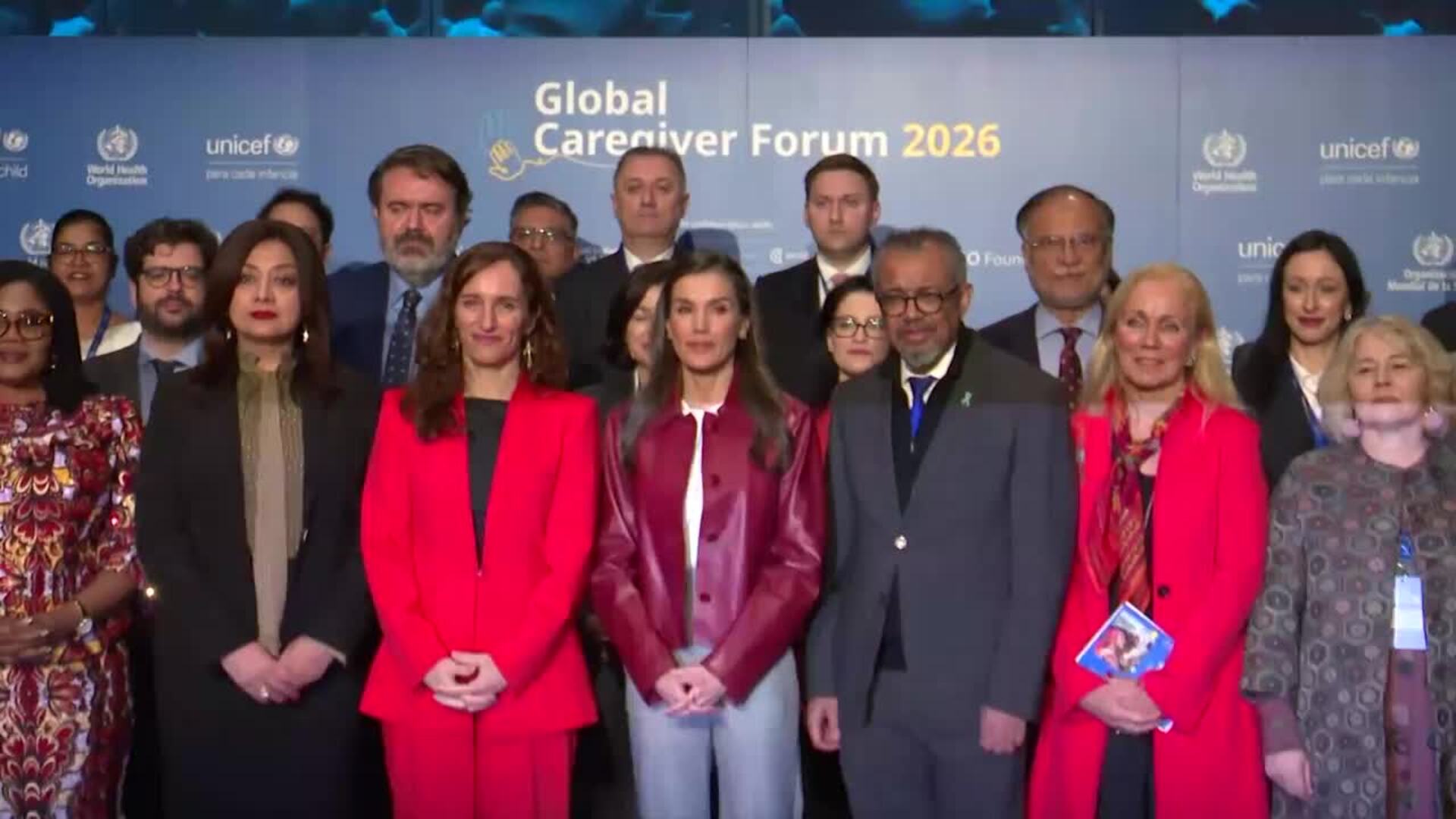 La Reina Letizia rescata su rompedora chaqueta de cuero rojo y firma un look impecable