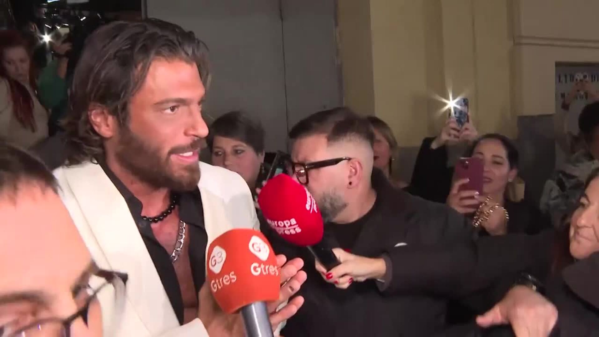 Can Yaman: sonriente ante las cámaras y esquivo a las preguntas sobre su detención