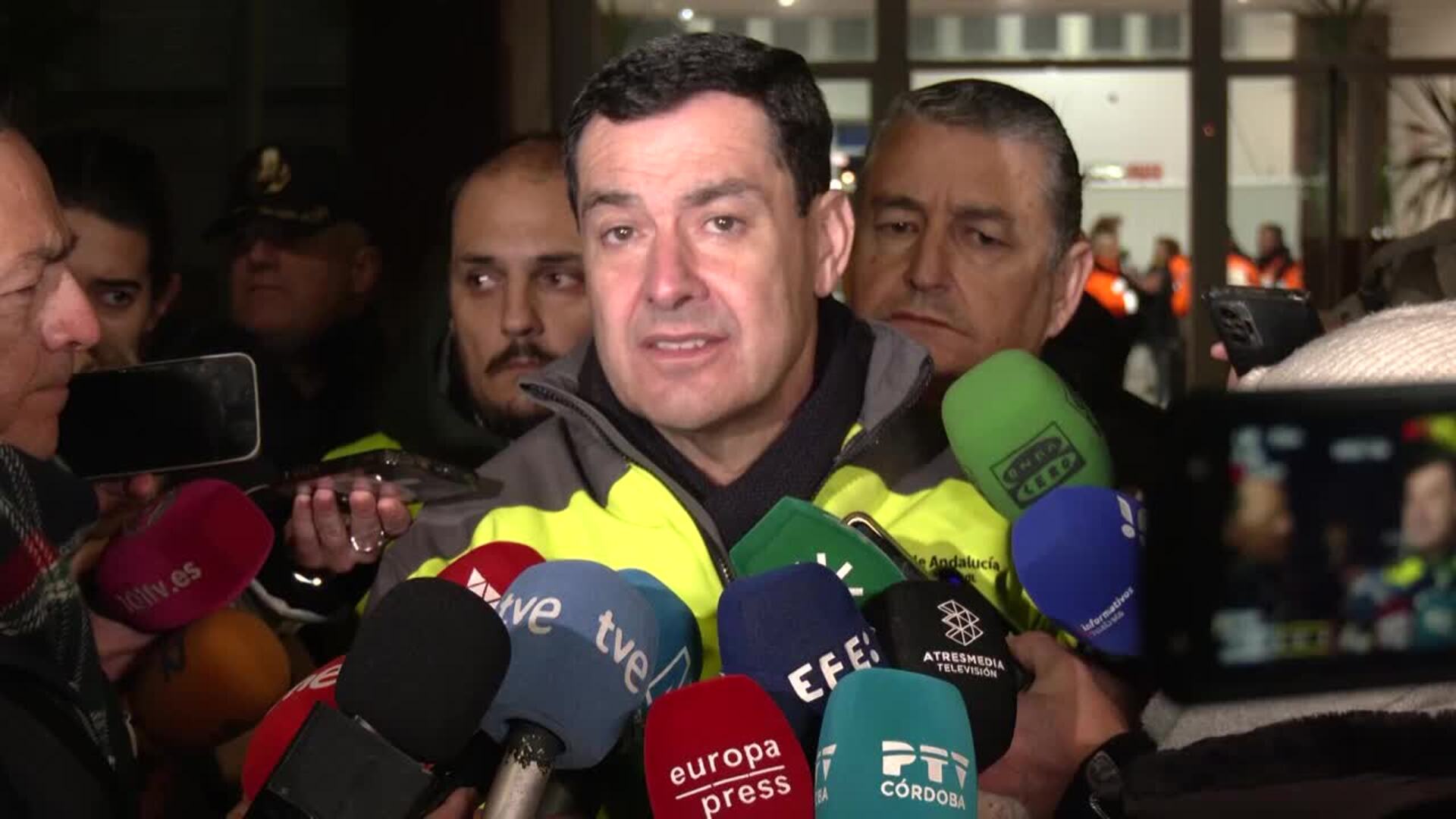 Moreno acude a la zona cero del accidente ferroviario de Adamuz: "Ahora todo son incógnitas"