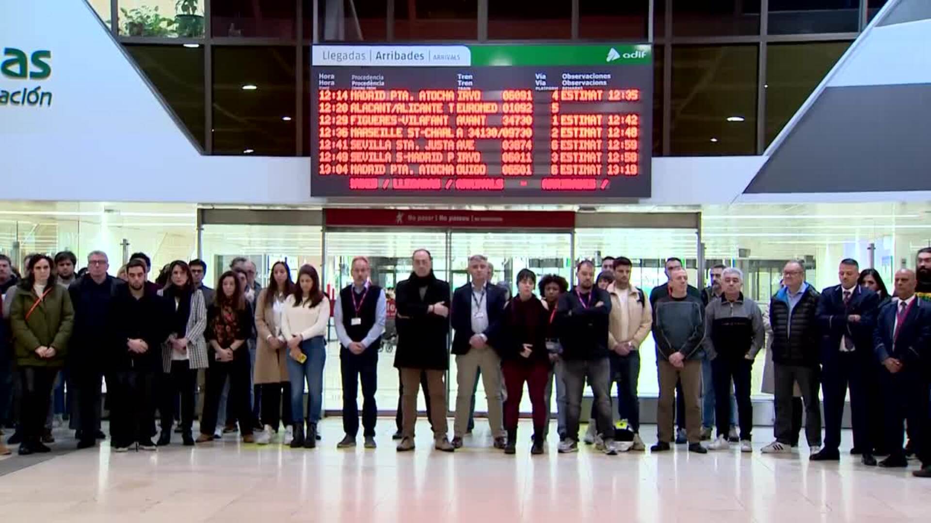 Medio centenar de trabajadores de RENFE e Iryo guardan cinco minutos de silencio en Barcelona