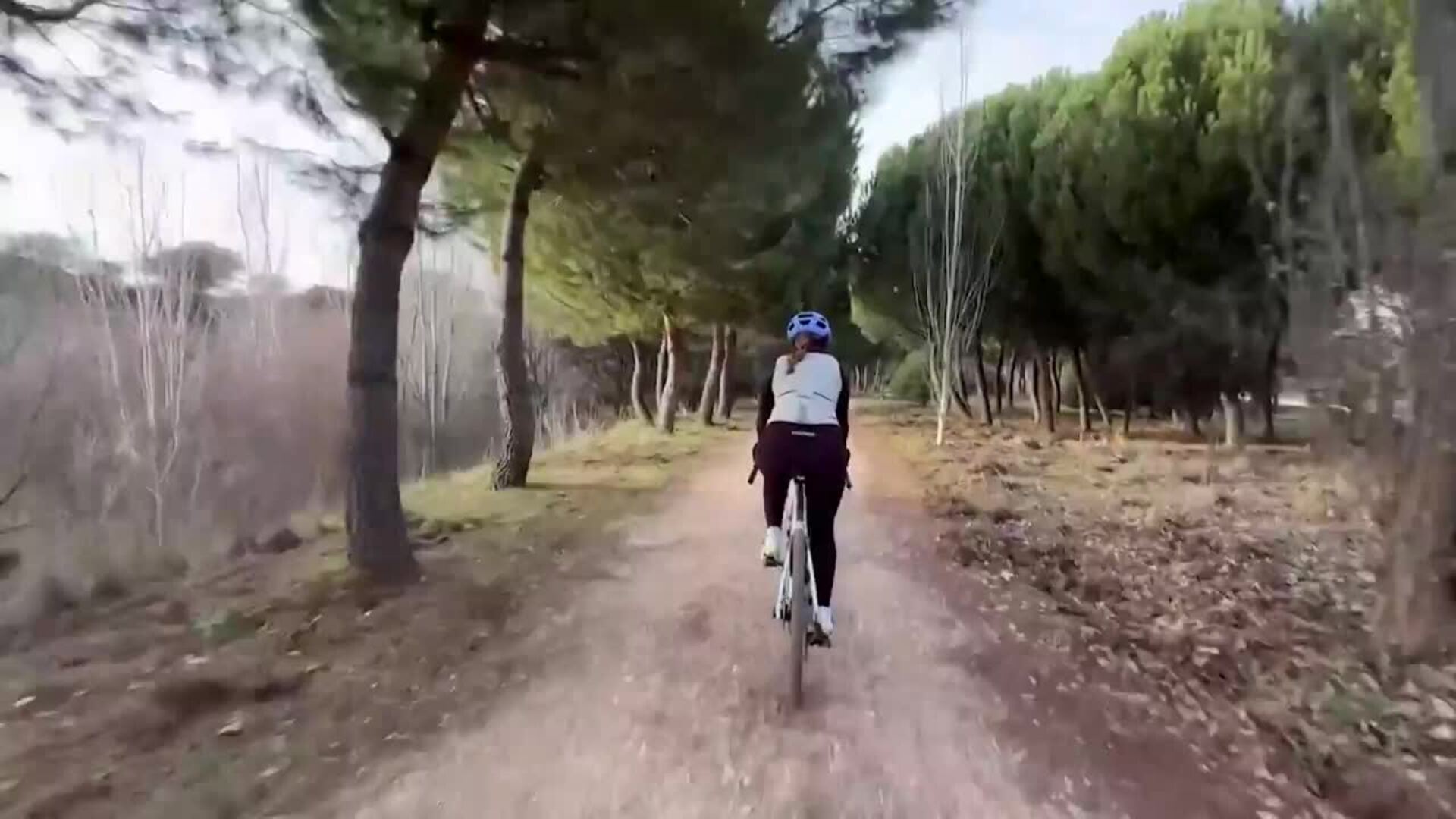 Laura Escanes cambia los esquís por la bicicleta en su faceta más aventurera