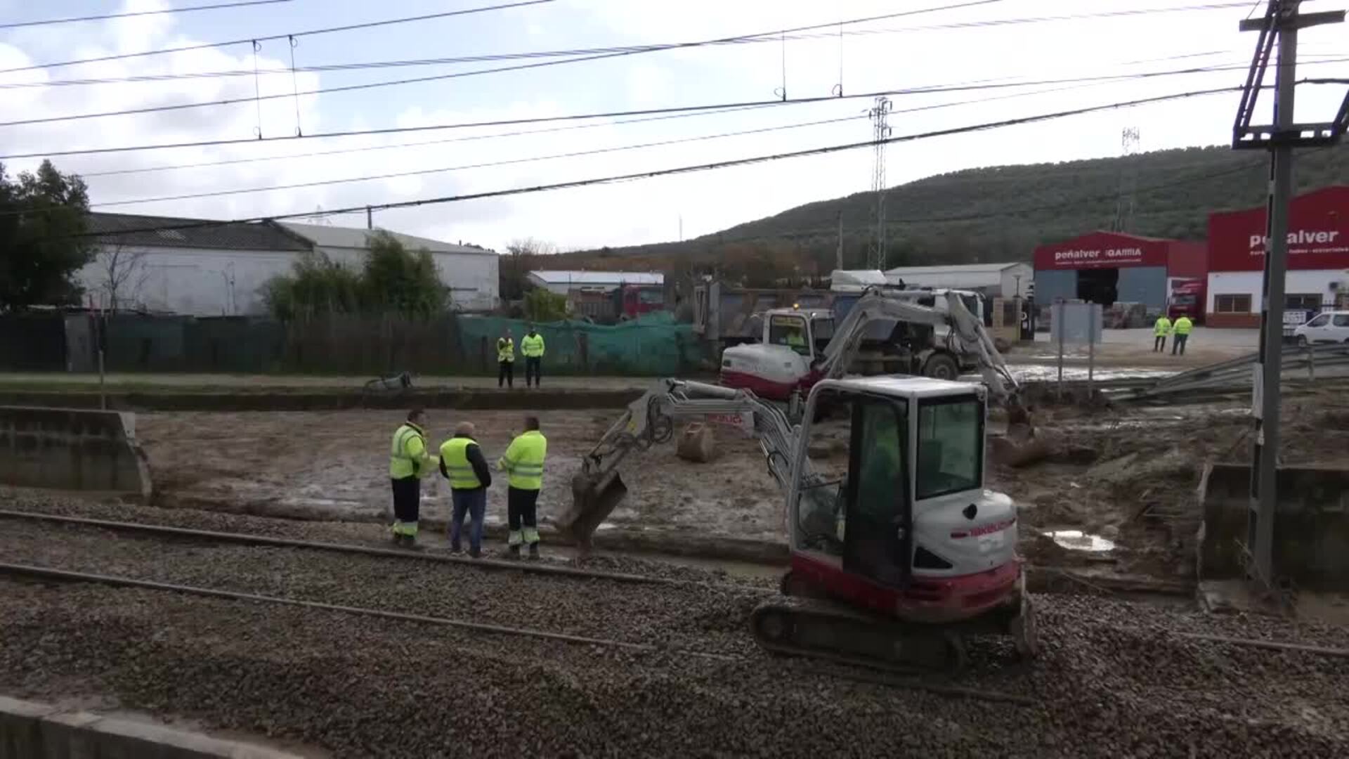 La circulación ferroviaria Córdoba-Jaén, cortada en Villa del Río por anegación y caída de muro
