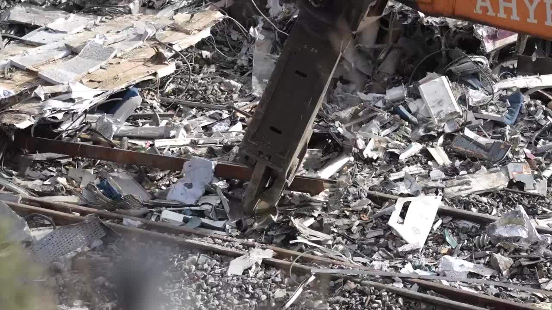 Trasladan desde Adamuz, remolcándolos por la vía, los vagones del Iryo en mejores condiciones