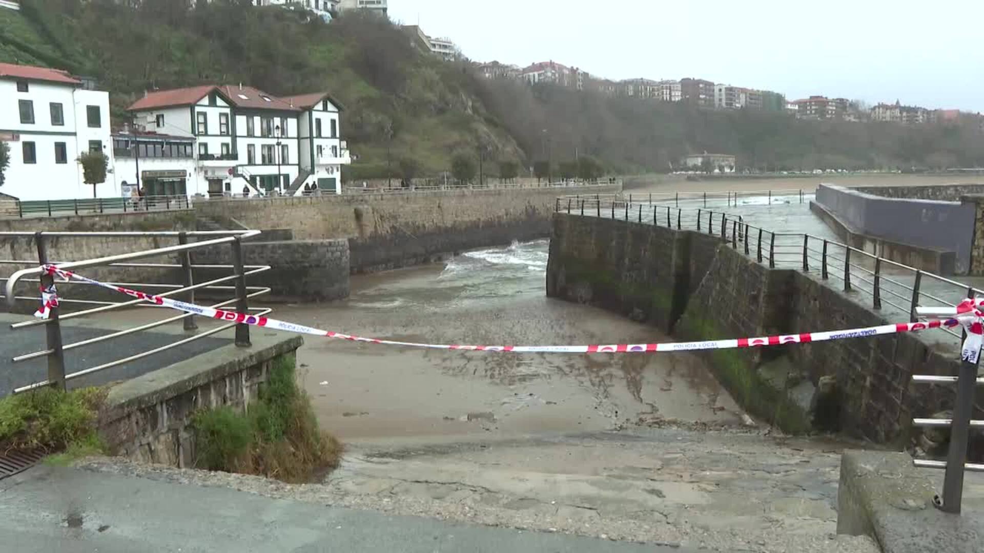 Aviso rojo por fuerte viento y olas que en la costa de La cornisa cantábrica