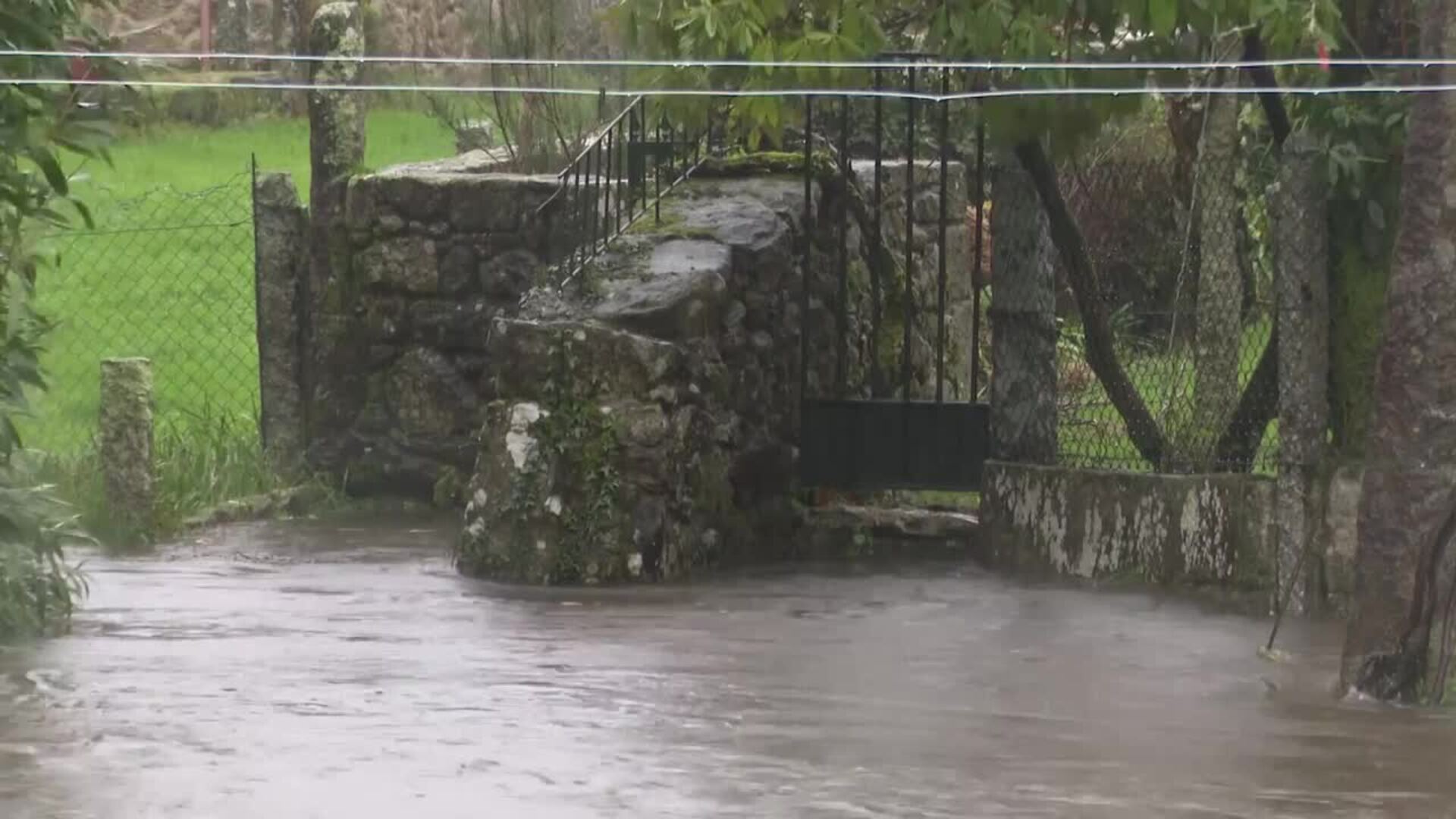 Retiran enseres en varias viviendas ante desbordamiento de un afluente del río Gallo en Cuntis
