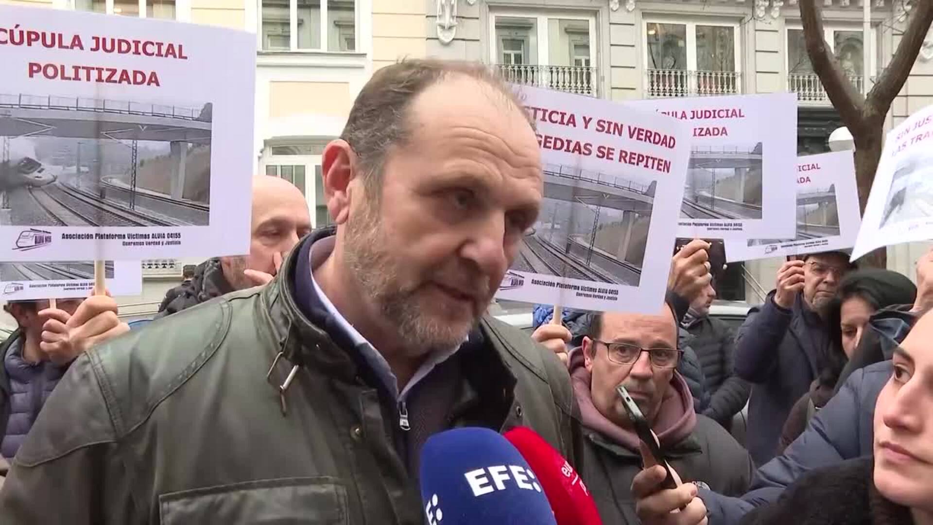 Varias personas se manifiestan contra la absolución del exdirector de seguridad de Adif