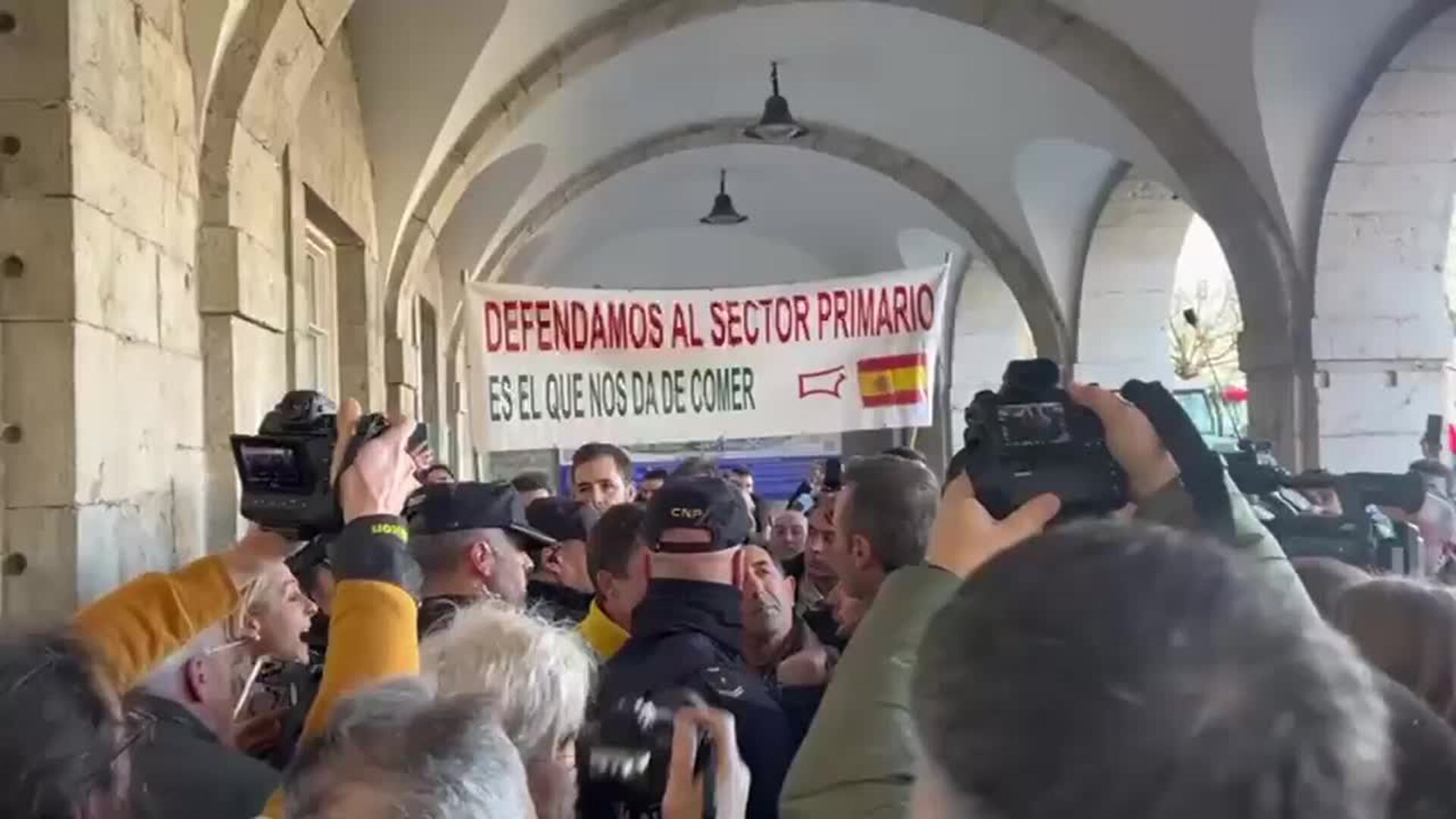 Los ganaderos intentan entrar en el Parlamento de Cantabria
