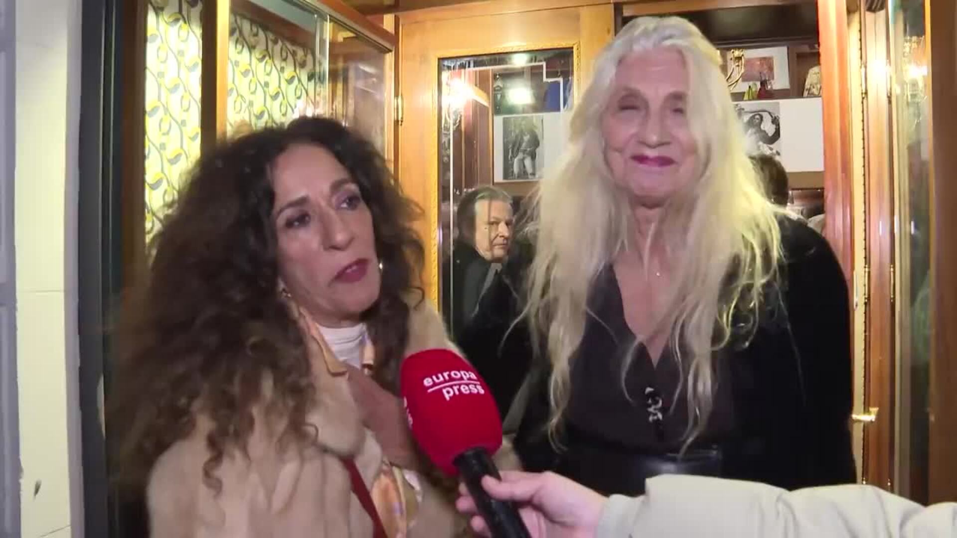 Rosario acude a la inauguración de la exposición en memoria de la figura de Antonio Flores