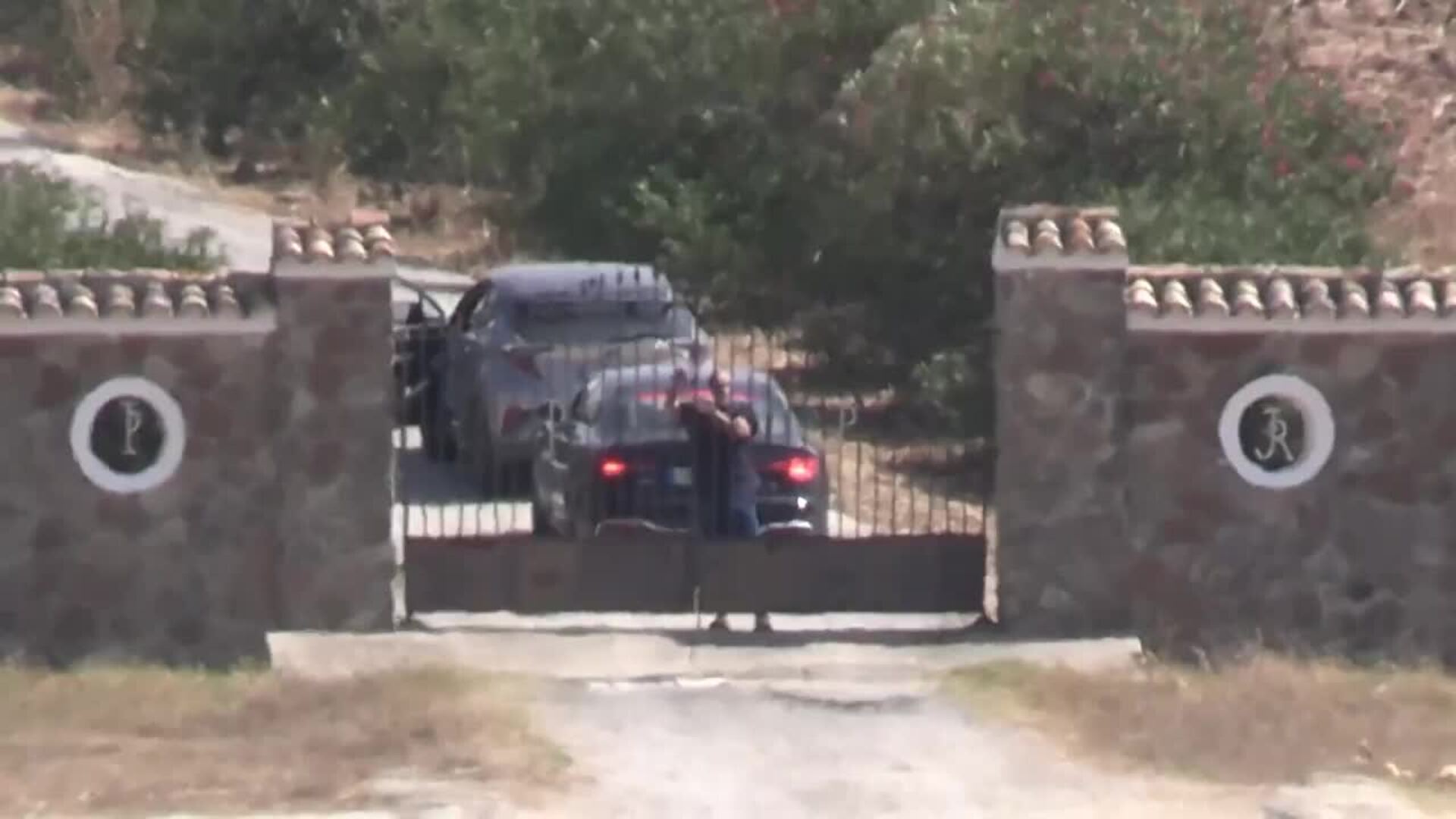 Kiko Rivera, arropado por su novia Lola, reacciona por fin a la salida a subasta de Cantora