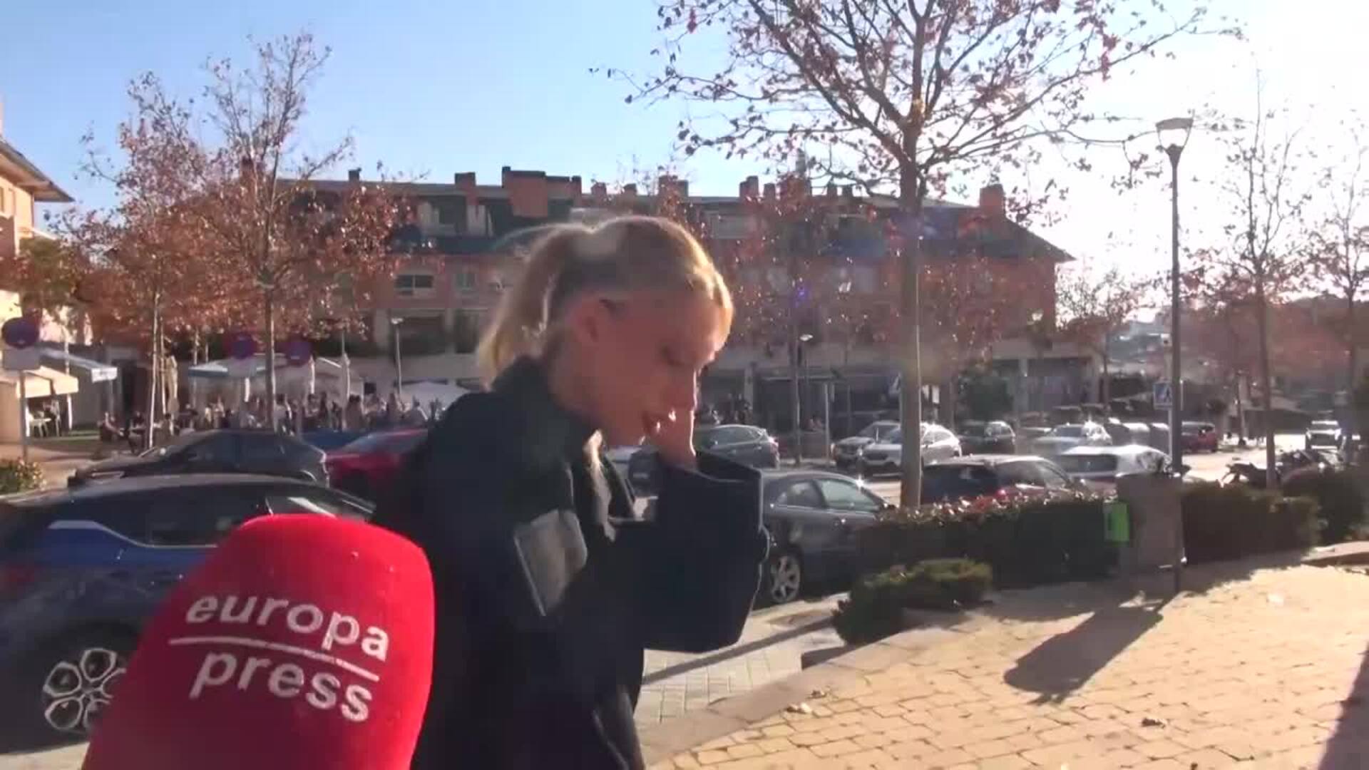 Mar Flores reacciona, sin estusiasmo escondiéndose, a los rumores de embarazo de Alejandra