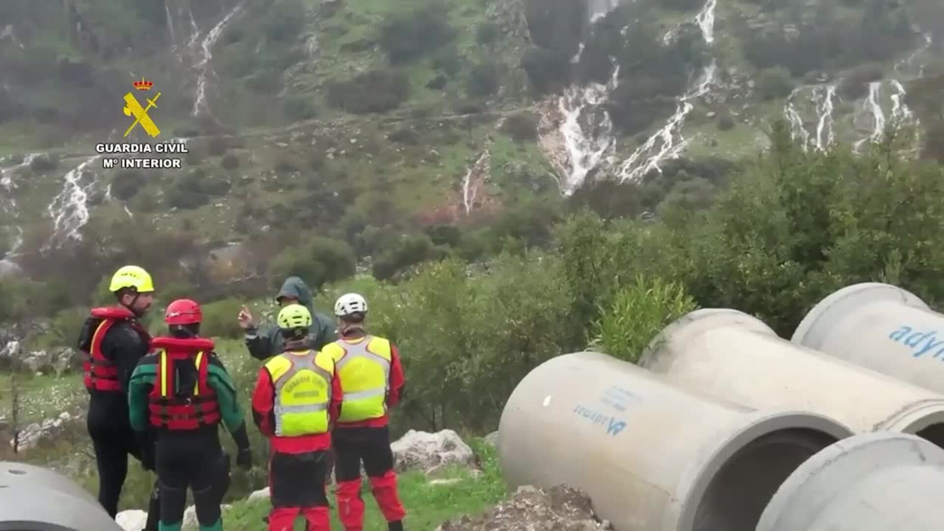 Guardia Civil y de servicios de emergencia participan en el desalojo de vecinos de Grazalema