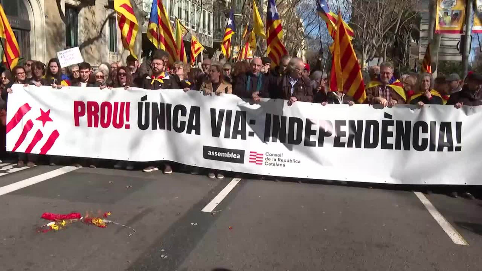 Queman una bandera de España en la manifestación "Prou! Unica Via: Independència"