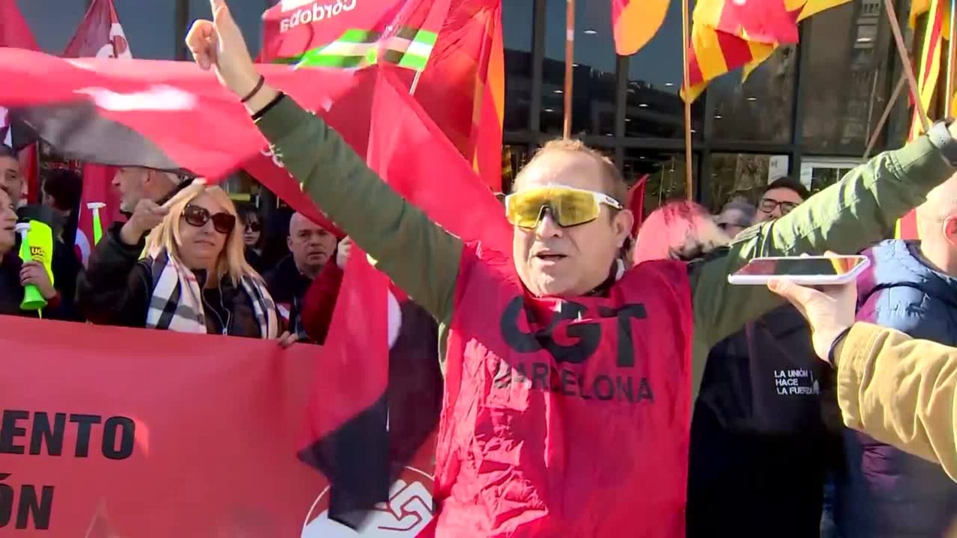 Un centenar de maquinistas piden mejoras en seguridad frente a la estación de Barcelona-Sants