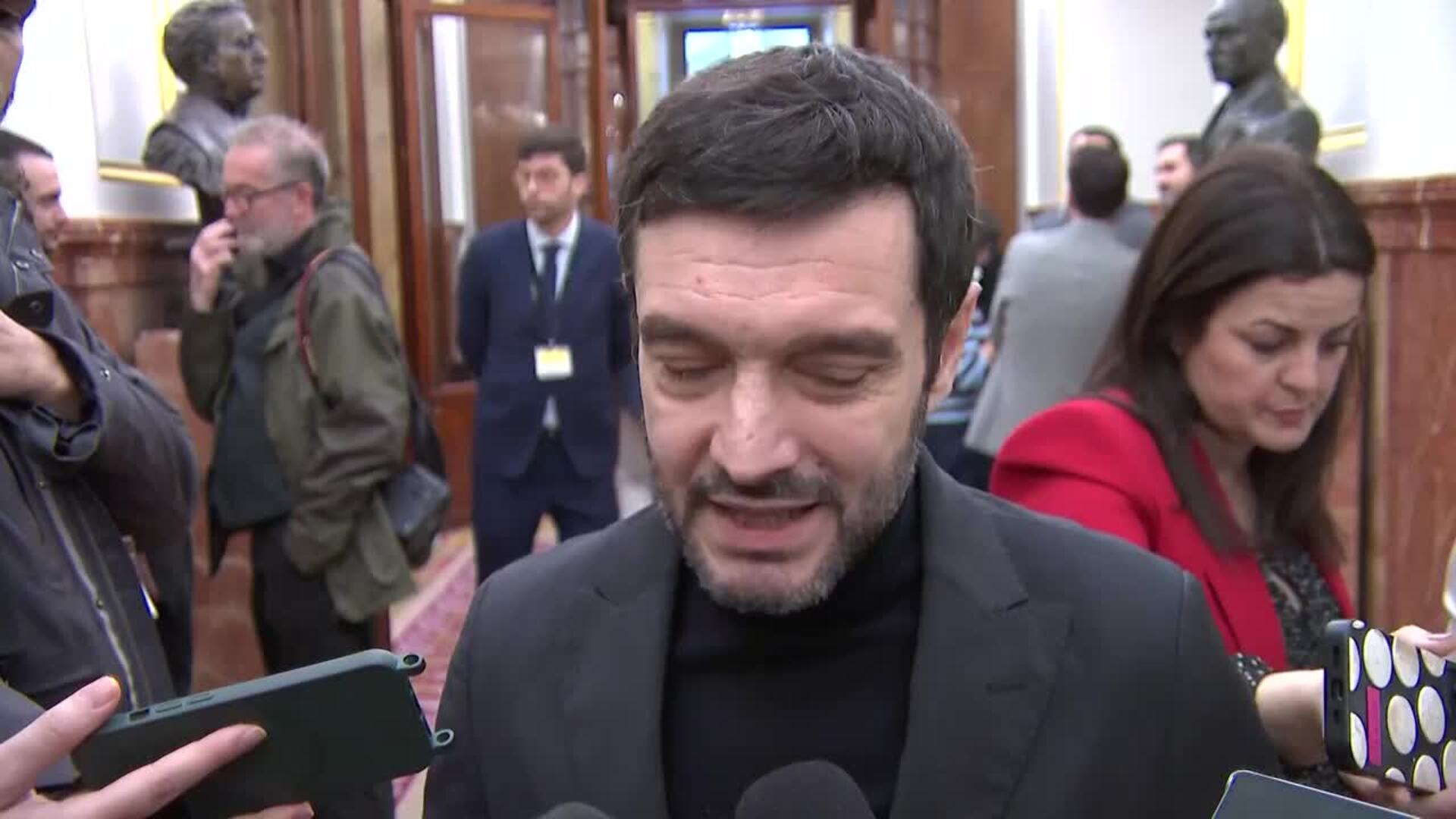 Bustinduy tacha a Ayuso de "lamebotas" de Trump al conceder la medalla de la Comunidad a EEUU