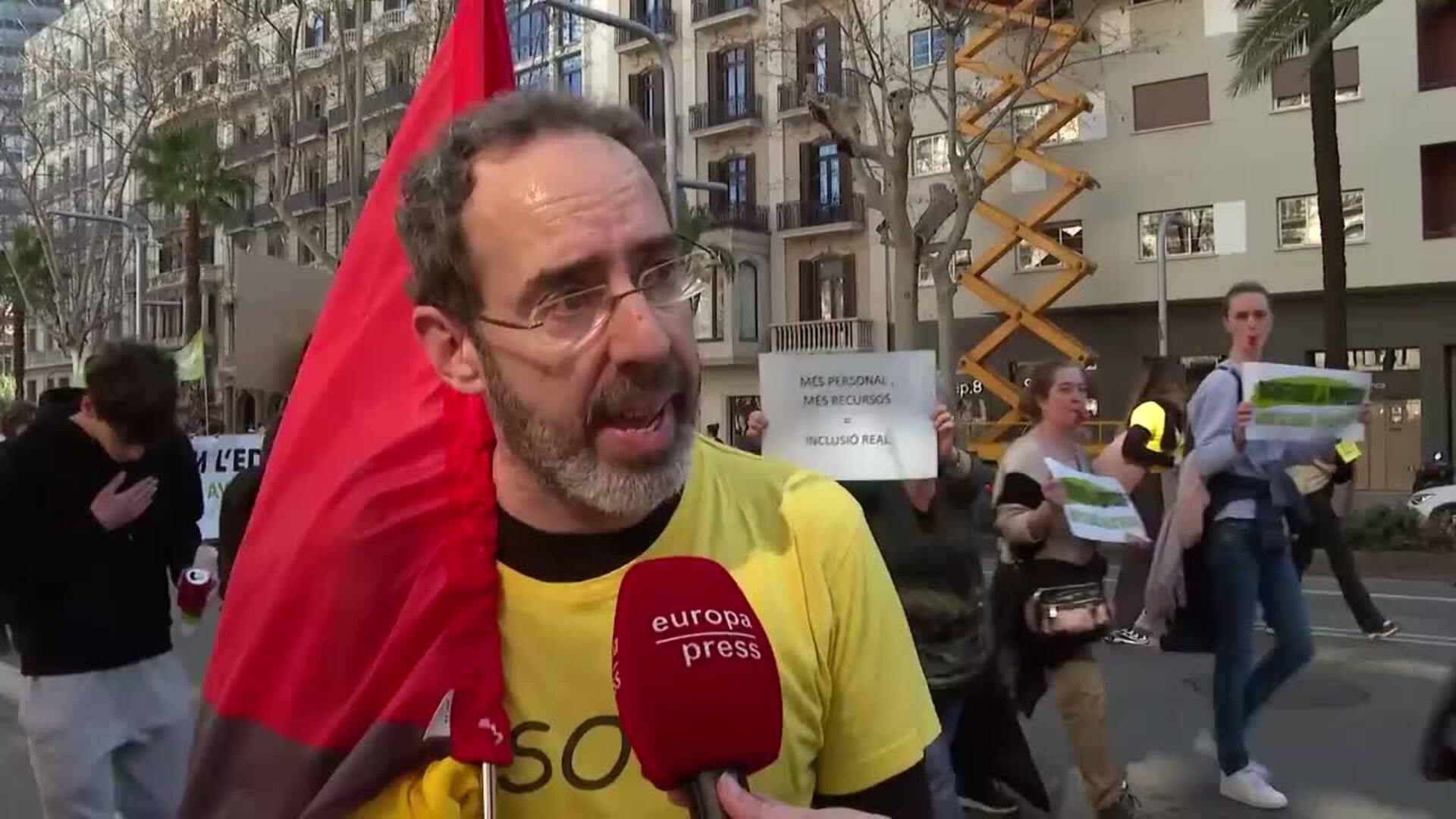 Miles de docentes se manifiestan en Barcelona para exigir mejoras laborales