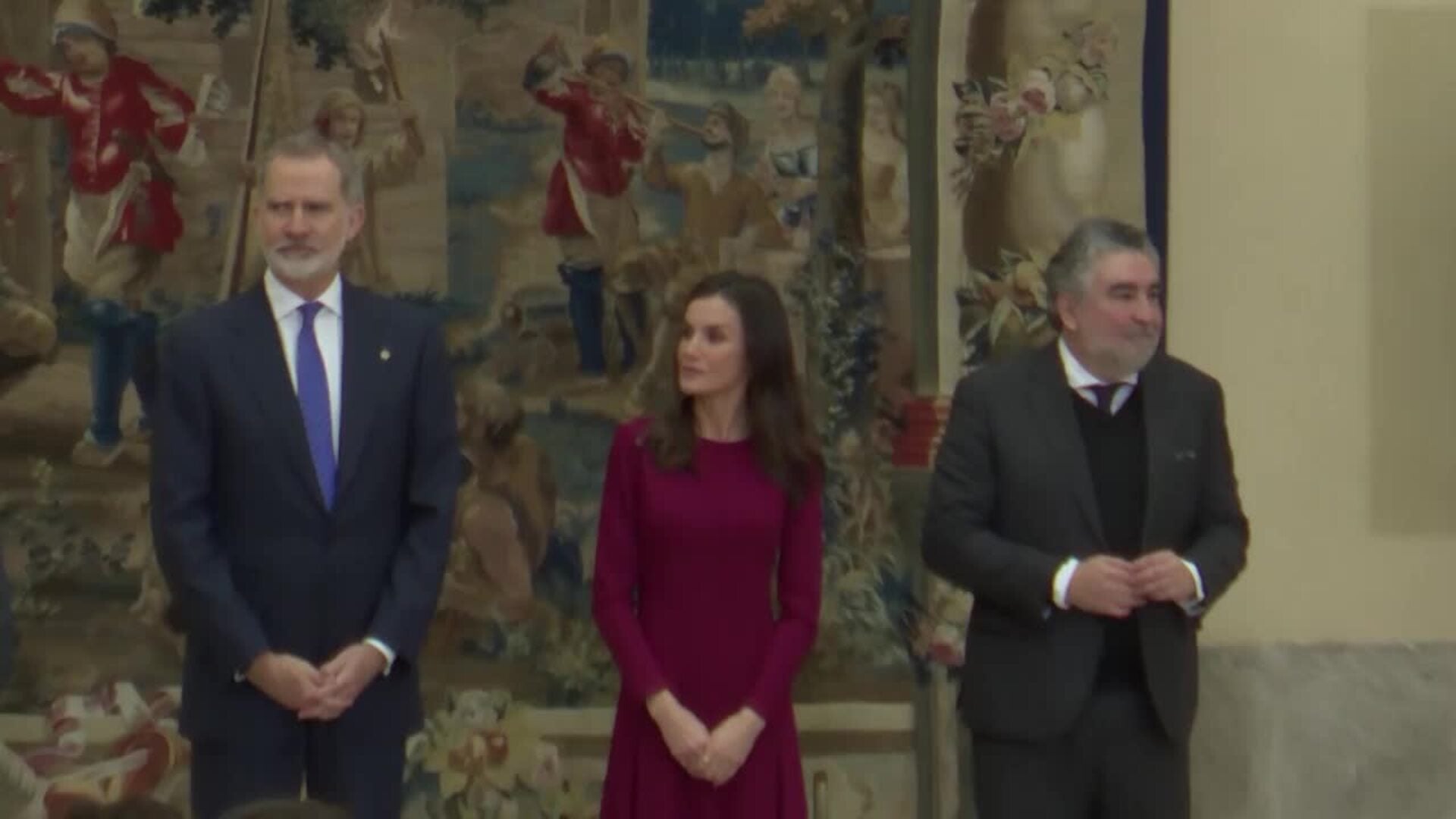 La Reina Letizia recupera su vestido burdeos en la entrega de Premios Nacionales del Deporte