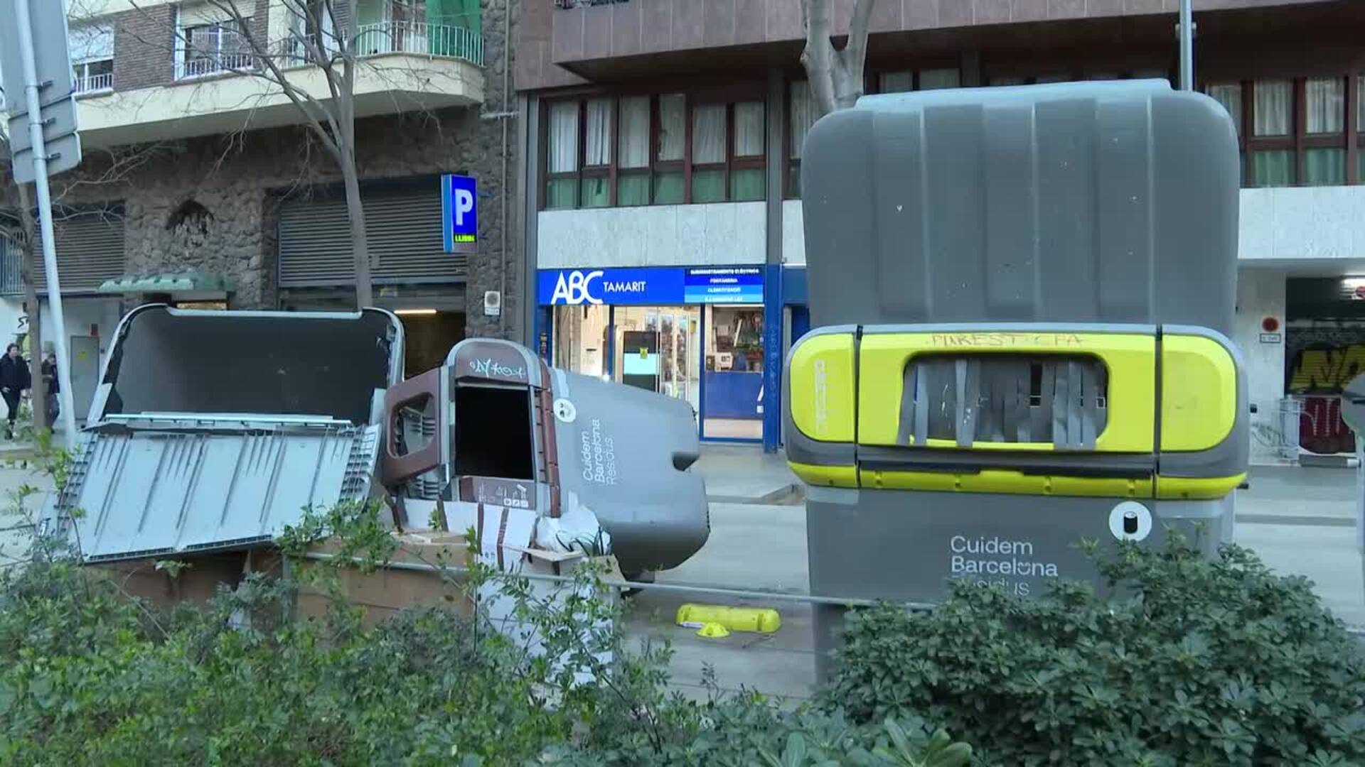 Árboles caídos, motos y contenedores volcados por el fuerte viento en Barcelona