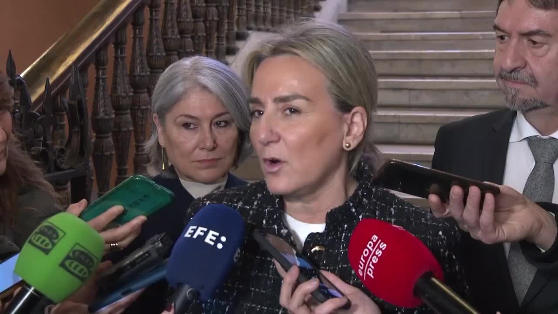 Tolón dice que la ley de bajada de ratios y carga lectiva "no es algo cerrado"