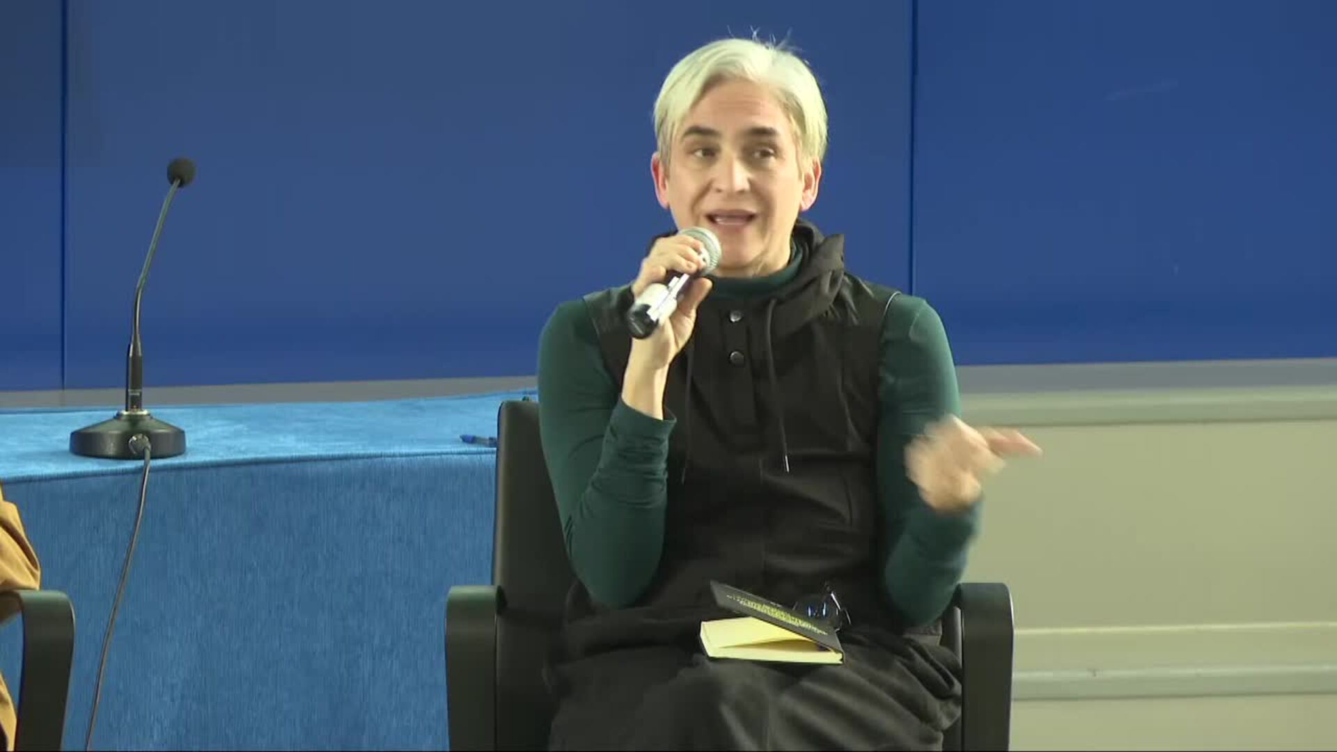 Colau pide "revisar las narrativas" dentro de la izquierda para "ganar poder"