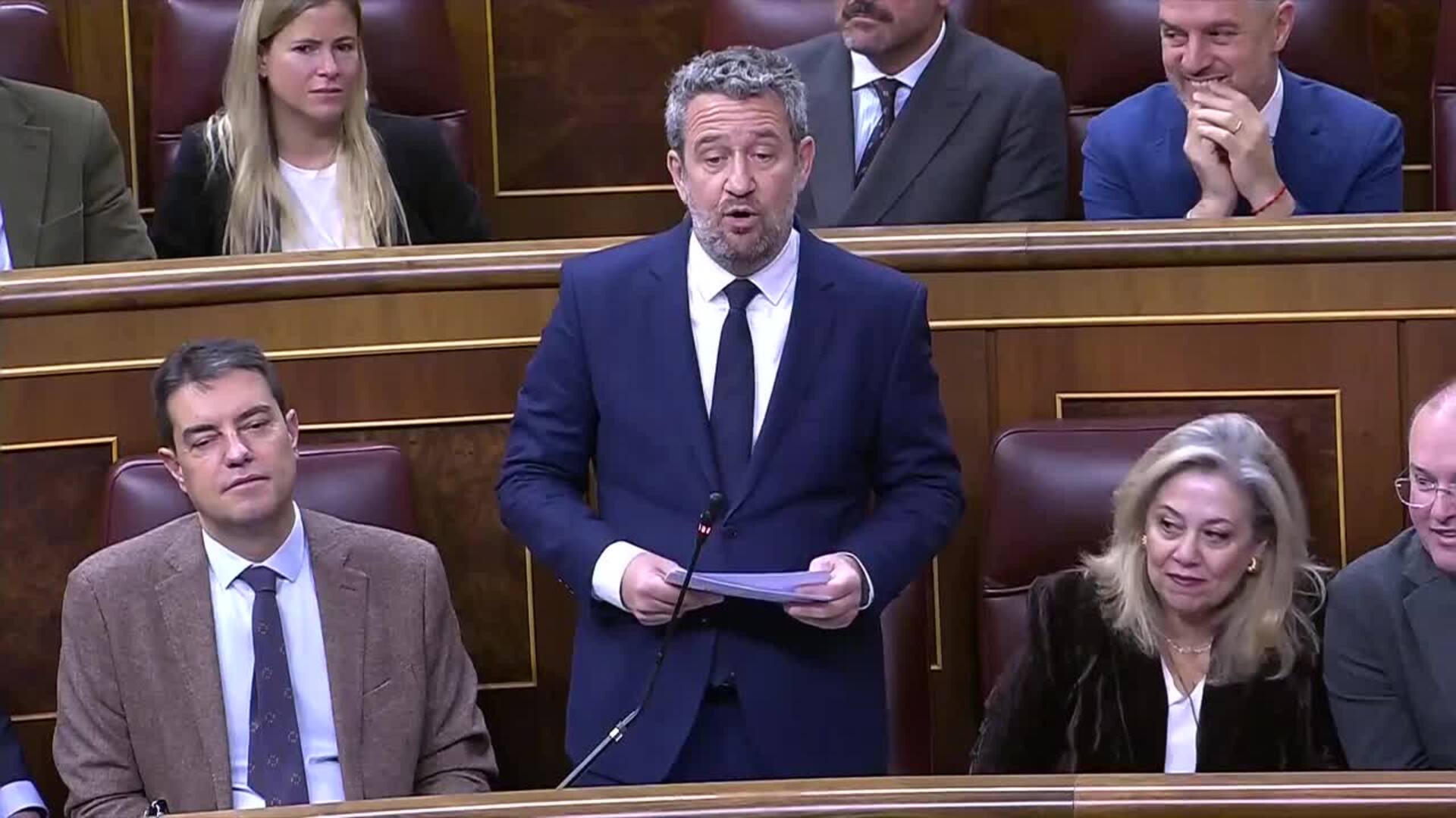 PP da por amortizada a una Díaz "achicharrada" a la que "despellejan" sus propios compañeros