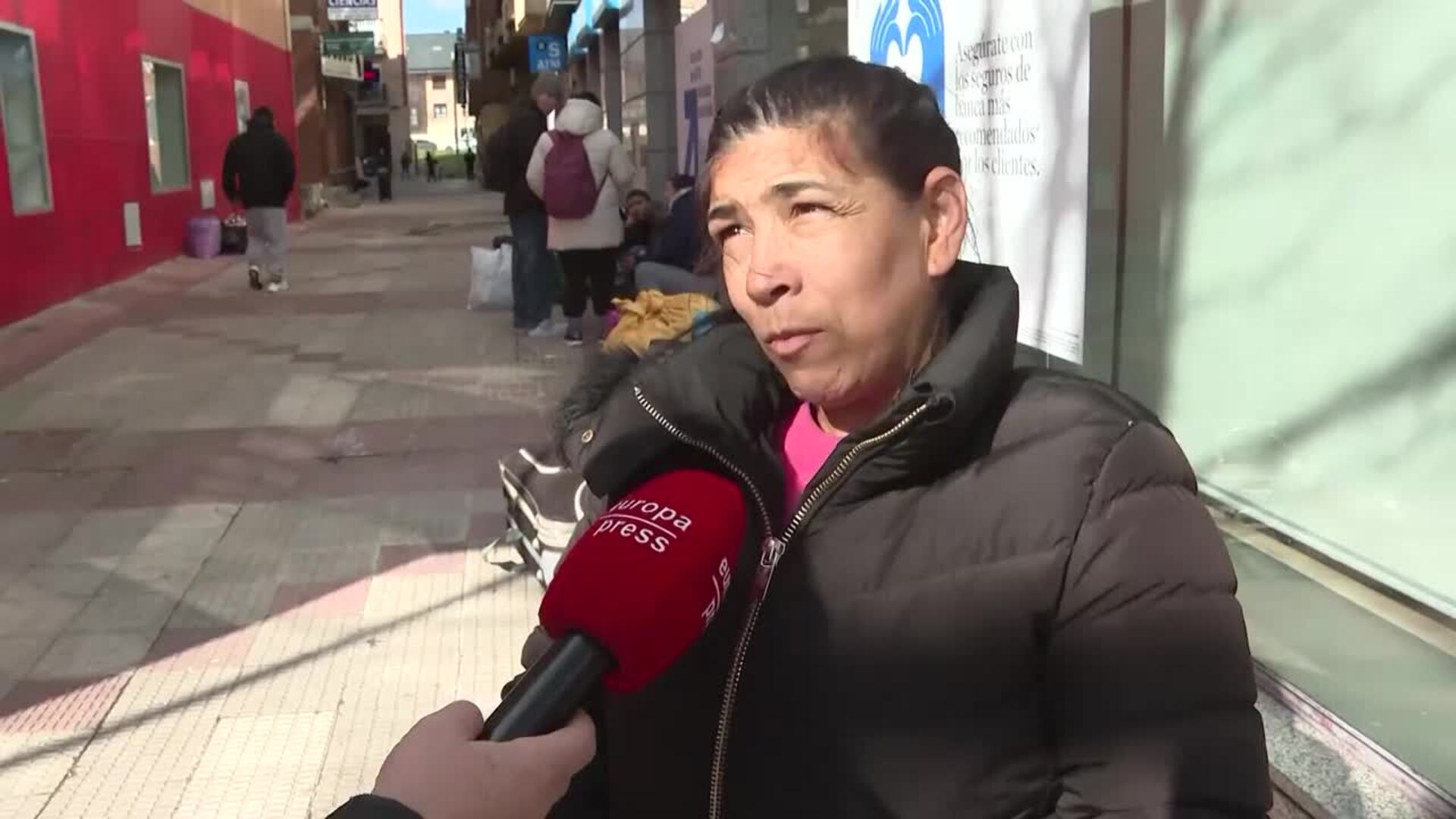 Desalojadas un centenar de personas en un edificio okupado propiedad de la Sareb en Villalba