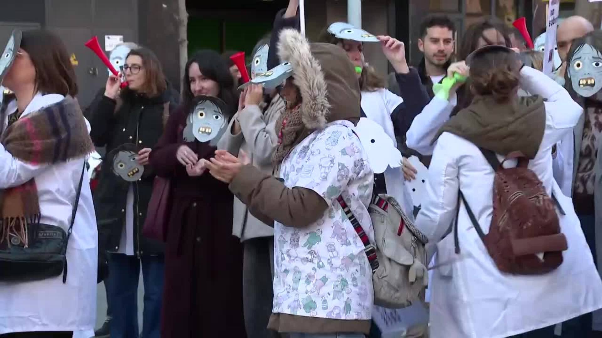 Centenares de médicos protestan en Barcelona en una nueva jornada de huelga