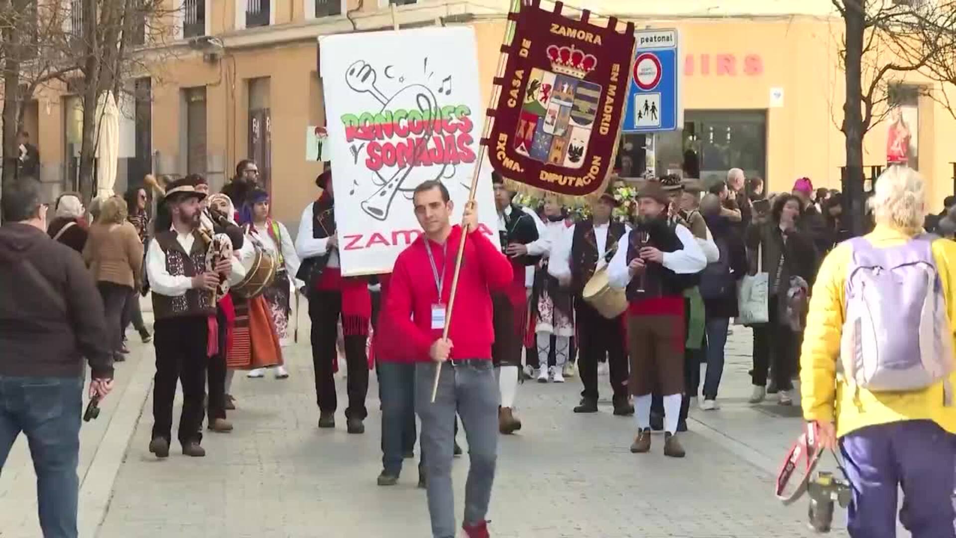 Madrid celebra el I Desfile de Mascaradas con casas regionales de Galicia, Asturias y Zamora