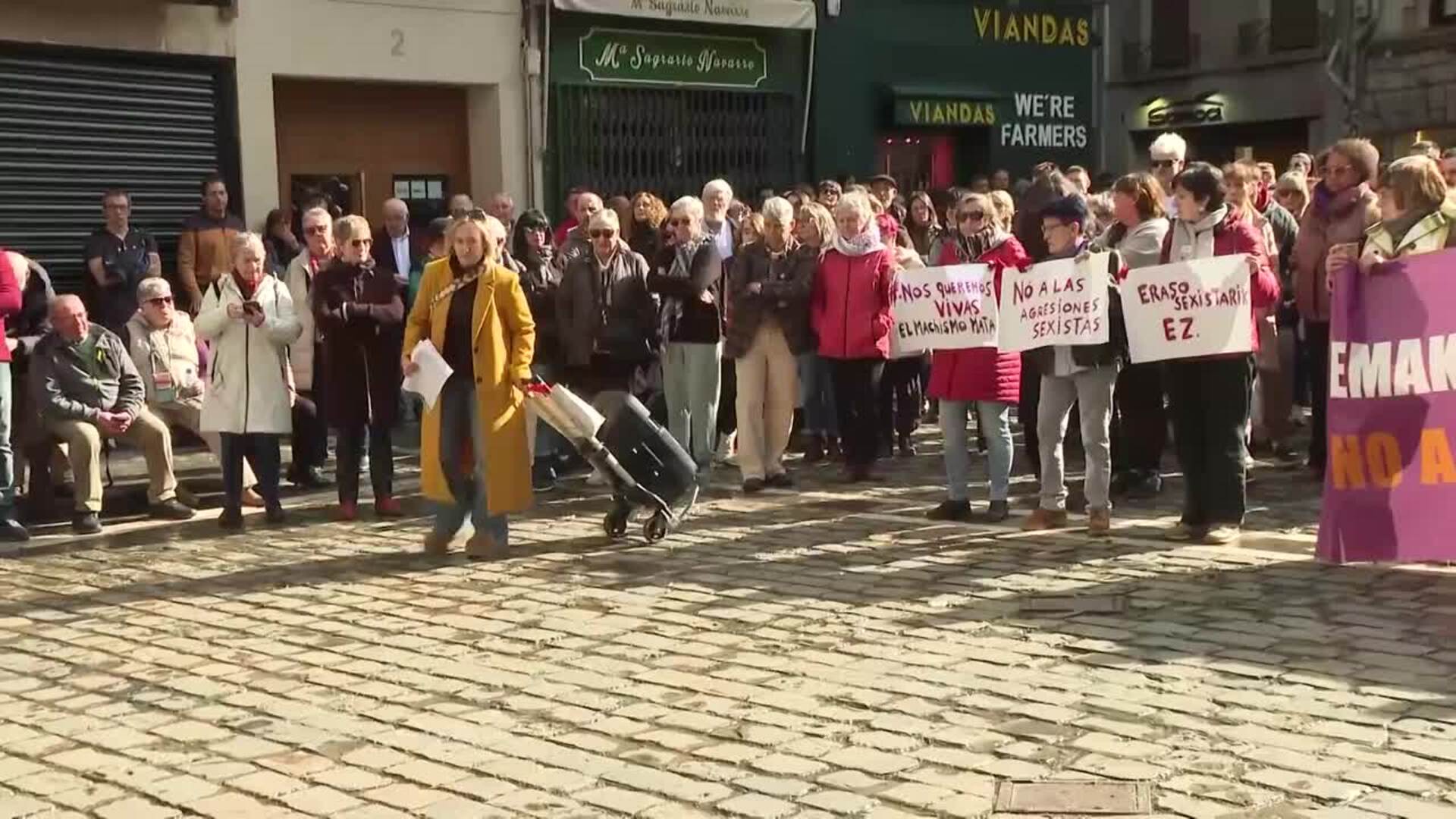 Multitudinaria concentración en Pamplona para rechazar el crimen de Sarriguren