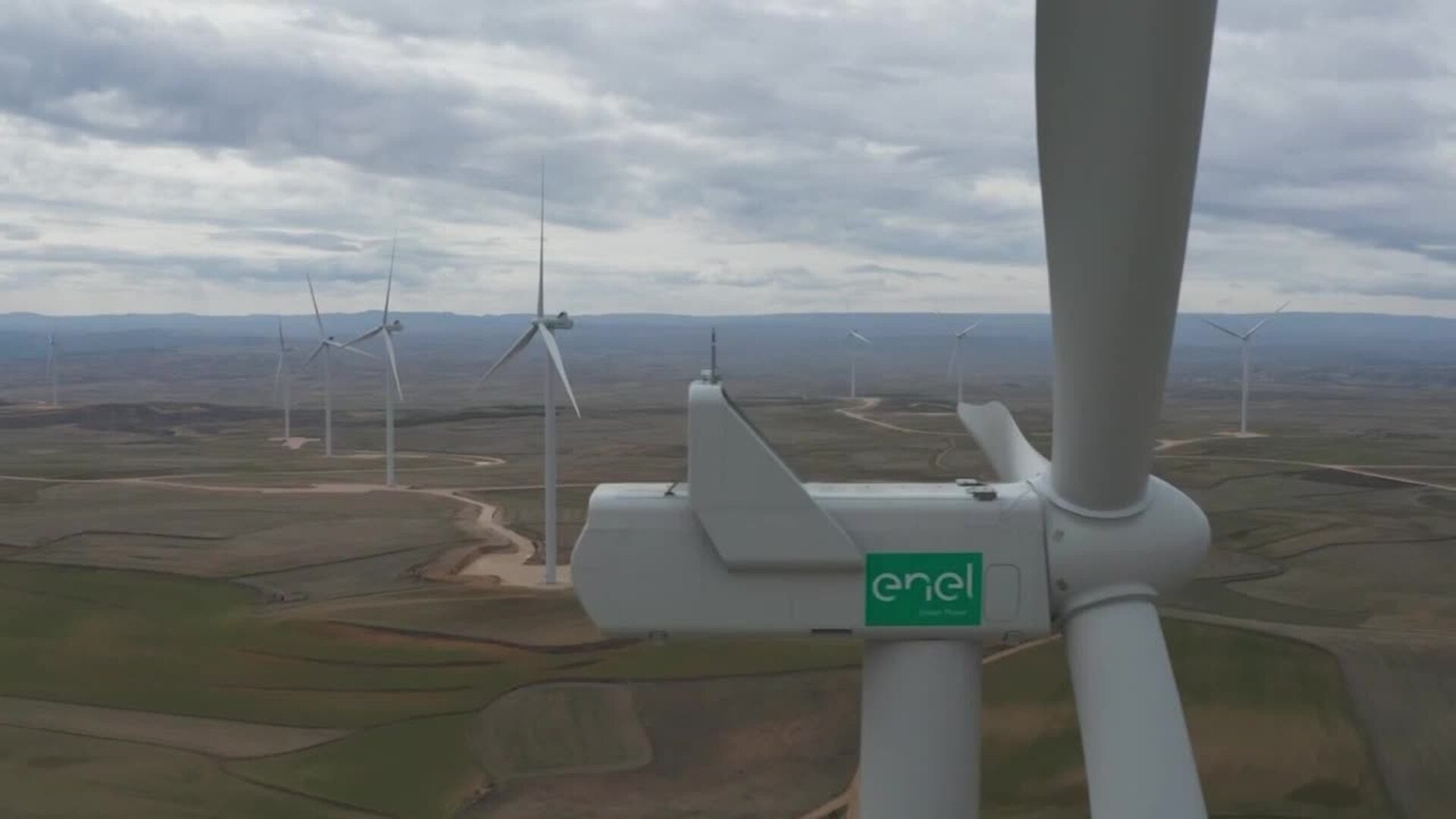 Endesa gana un 16% más en 2025 y lanza un plan de inversión pendiente de la regulación en redes