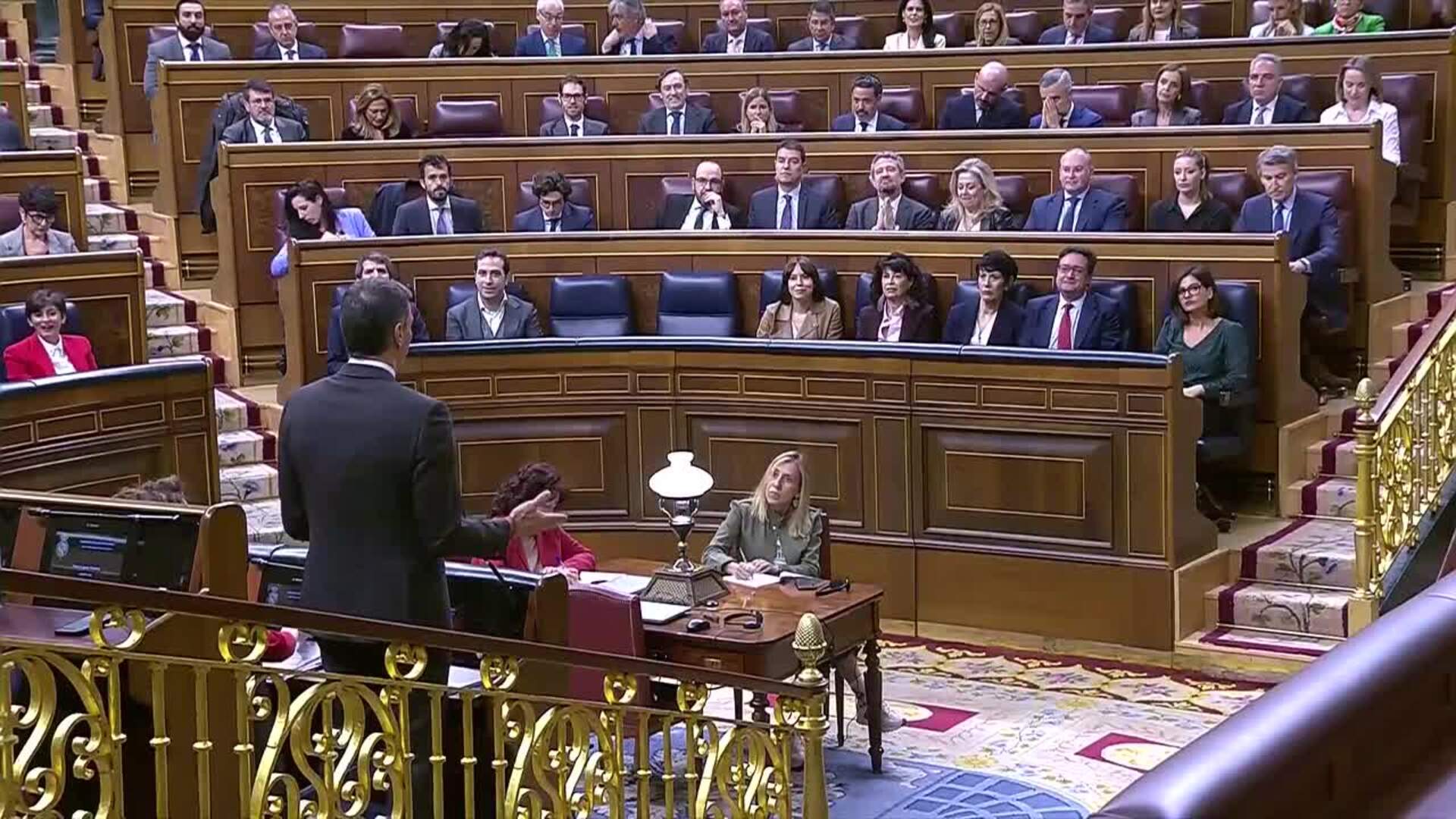 Feijóo pide "desclasificar los viajes en Falcon" y Sánchez presume de gestión