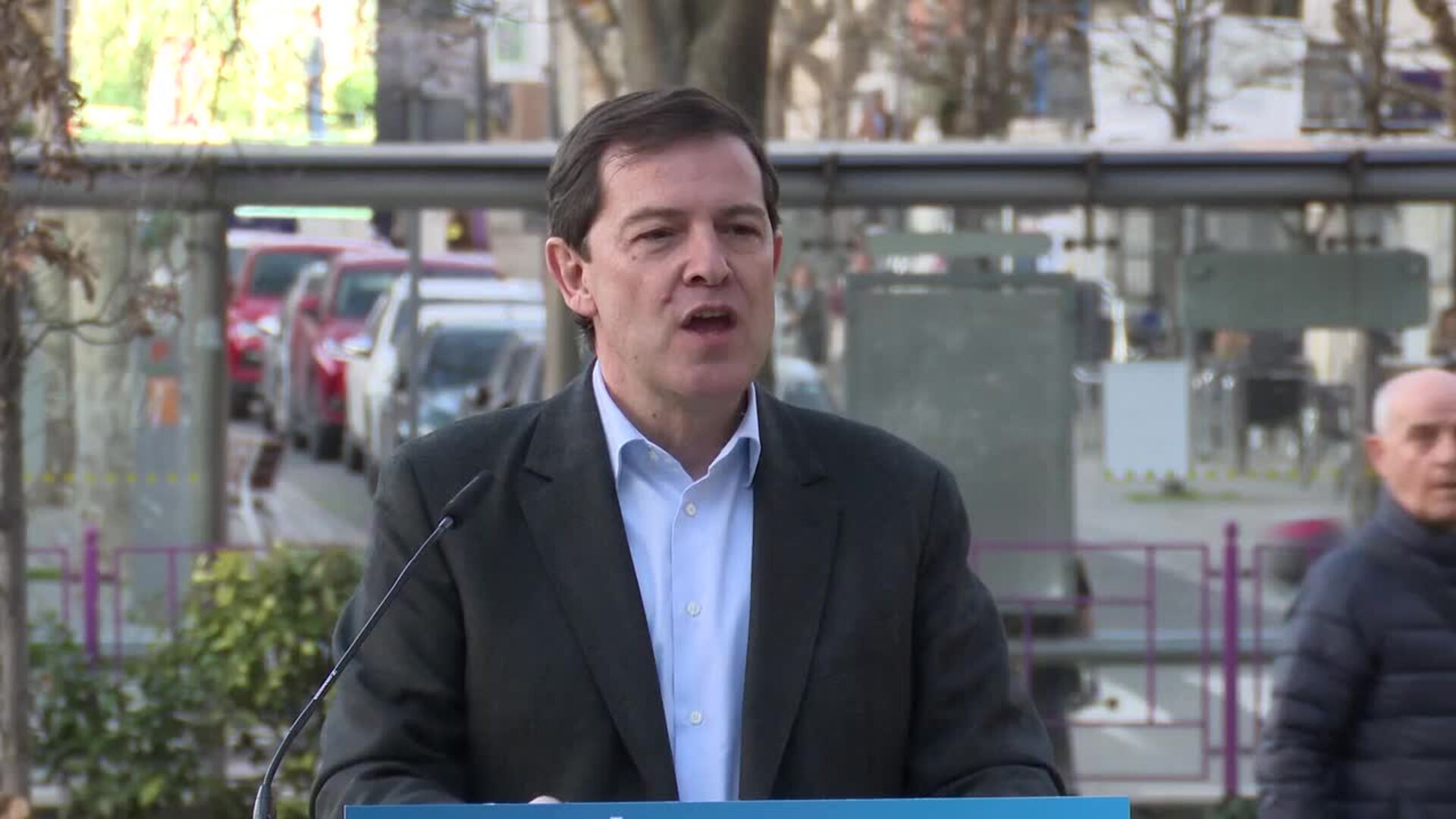 Mañueco afirma que sus "adversarios" hablan del PP porque es el "espejo" en que se miran