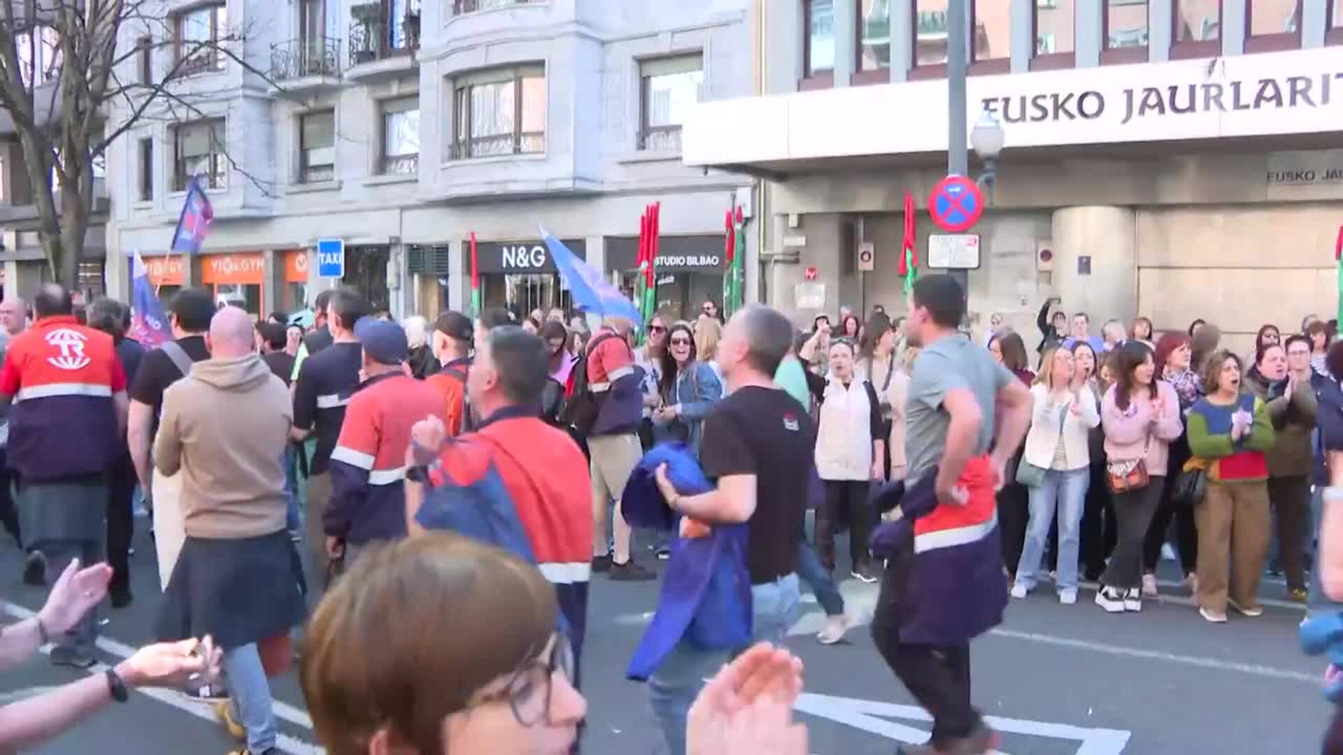 La plantilla de Tubos Reunidos se moviliza en Bilbao para acompañar al comité de empresa