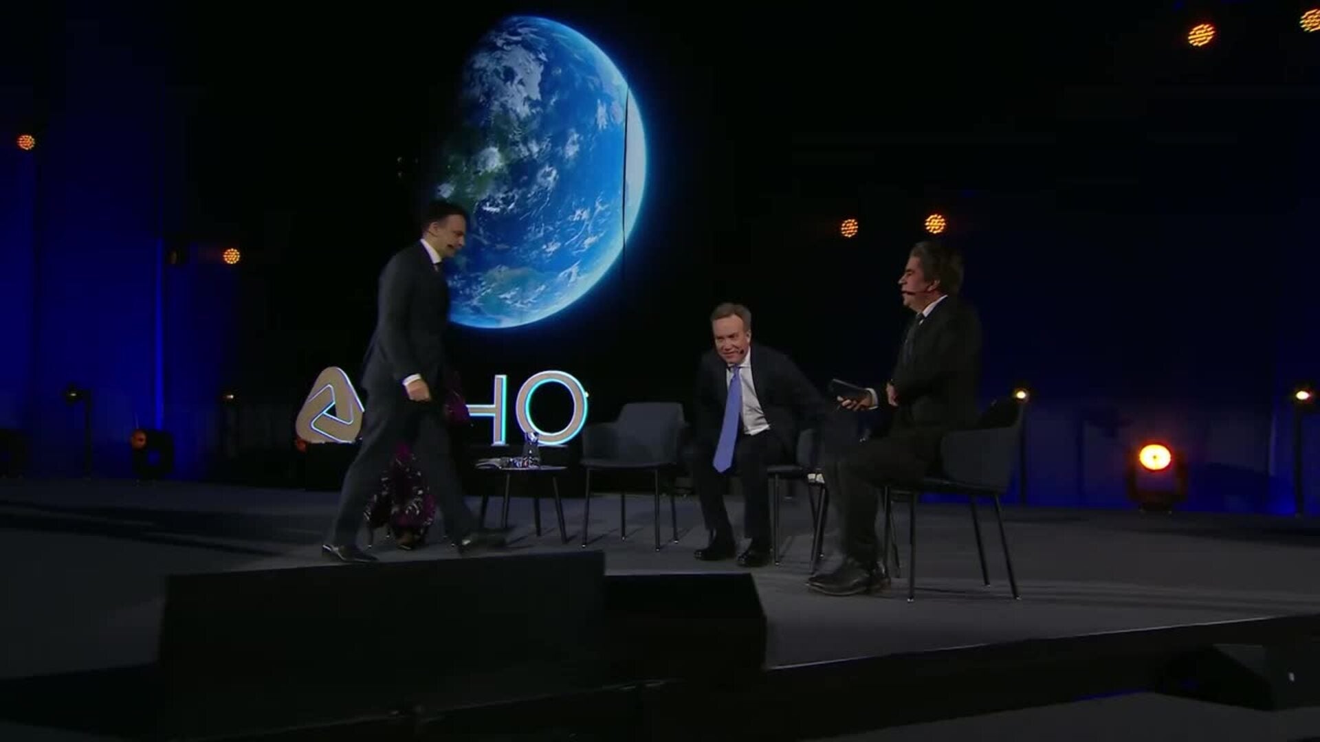 El presidente del Foro Económico Mundial de Davos dimite por sus vínculos con Epstein