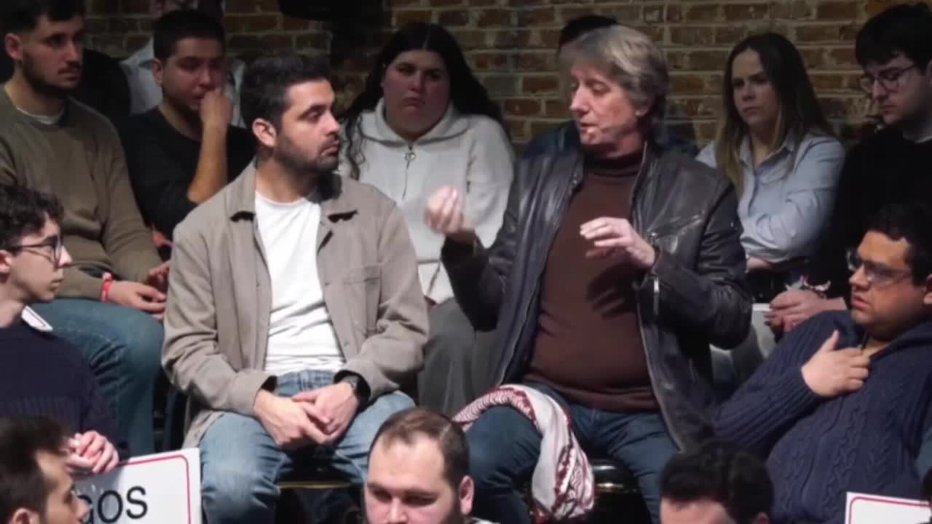 Martínez garantiza un "diálogo fluido" para hacer políticas "con los jóvenes"