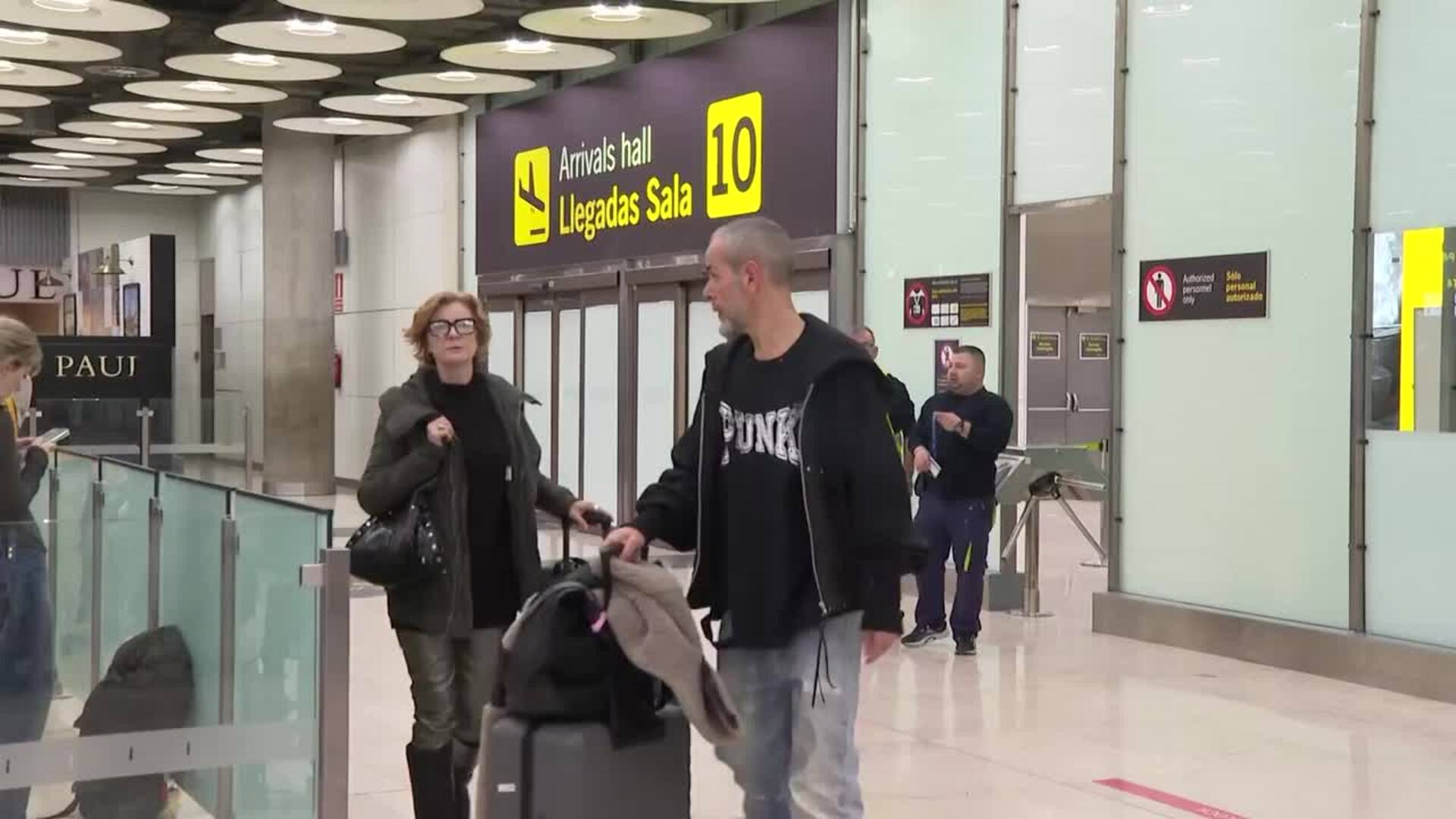 Llegan a Madrid los primeros españoles evacuados desde Abu Dabi: "Fue muy duro"
