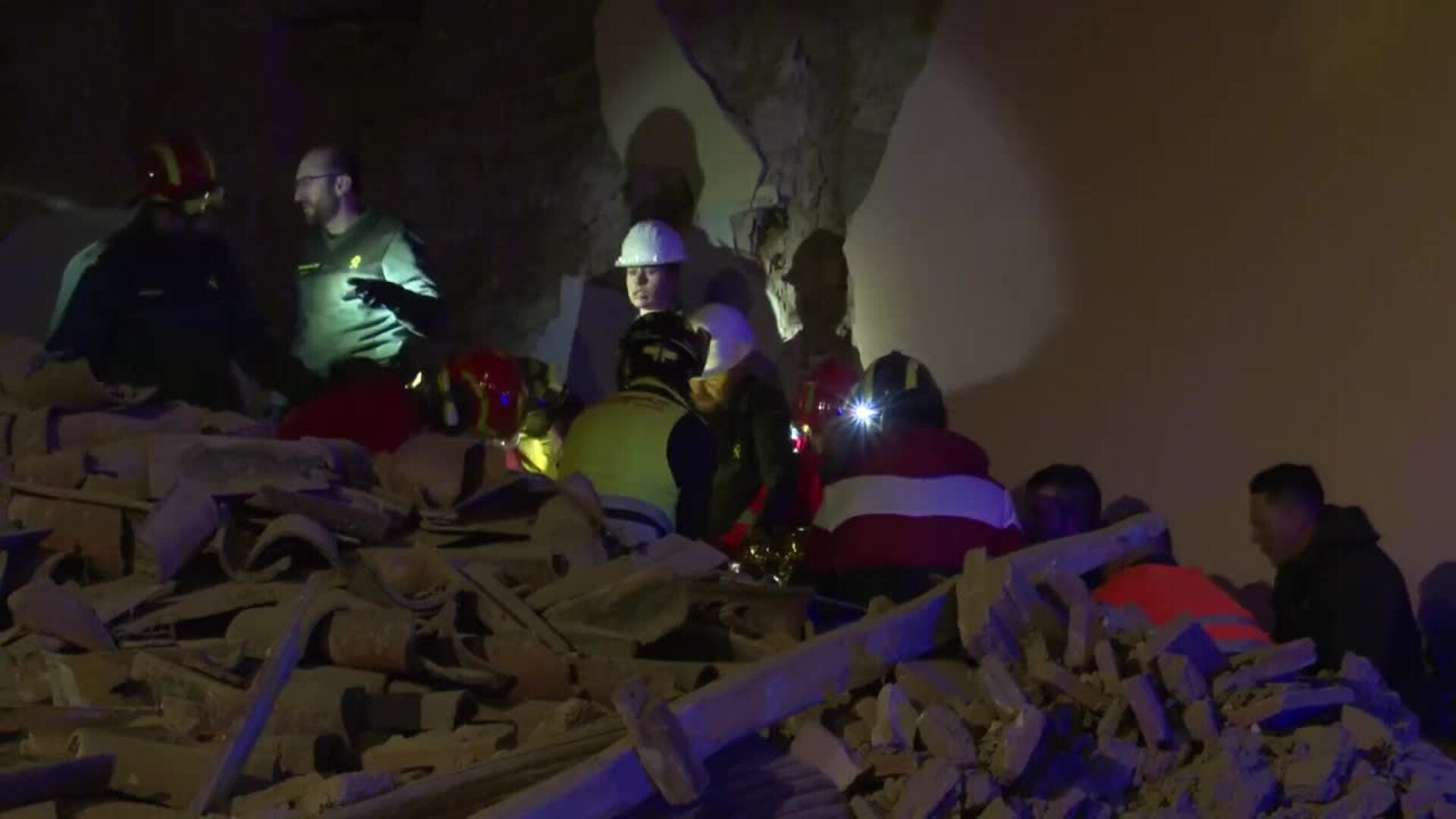 Rescatado un cadáver, una persona con vida y localizada otra en el derrumbe en Siete Iglesias